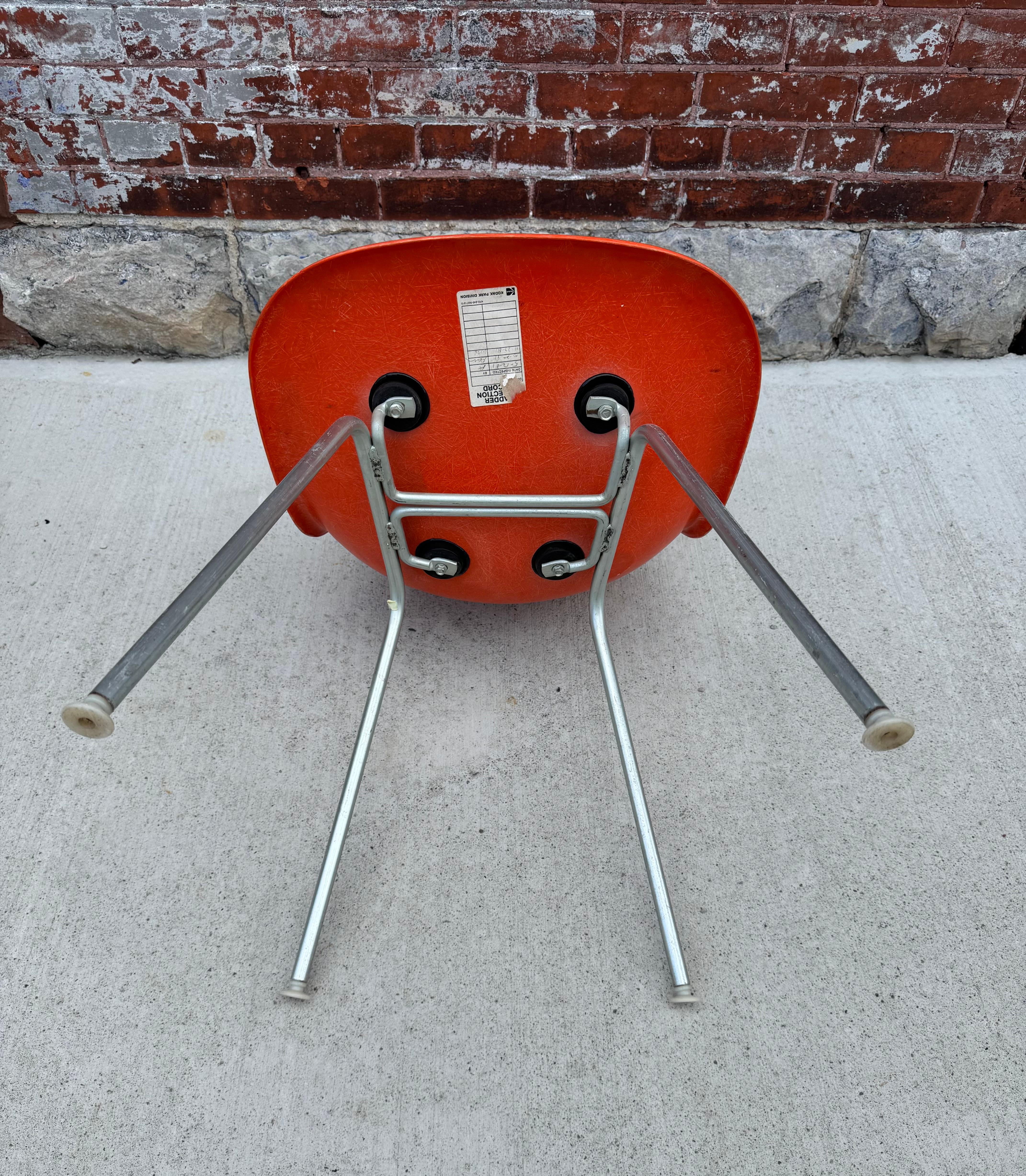 Mid-Century Modern Rouge / orange  Chaise en fibre de verre Charles Eames Side Shell Chair, Scoop, Herman Miller en vente