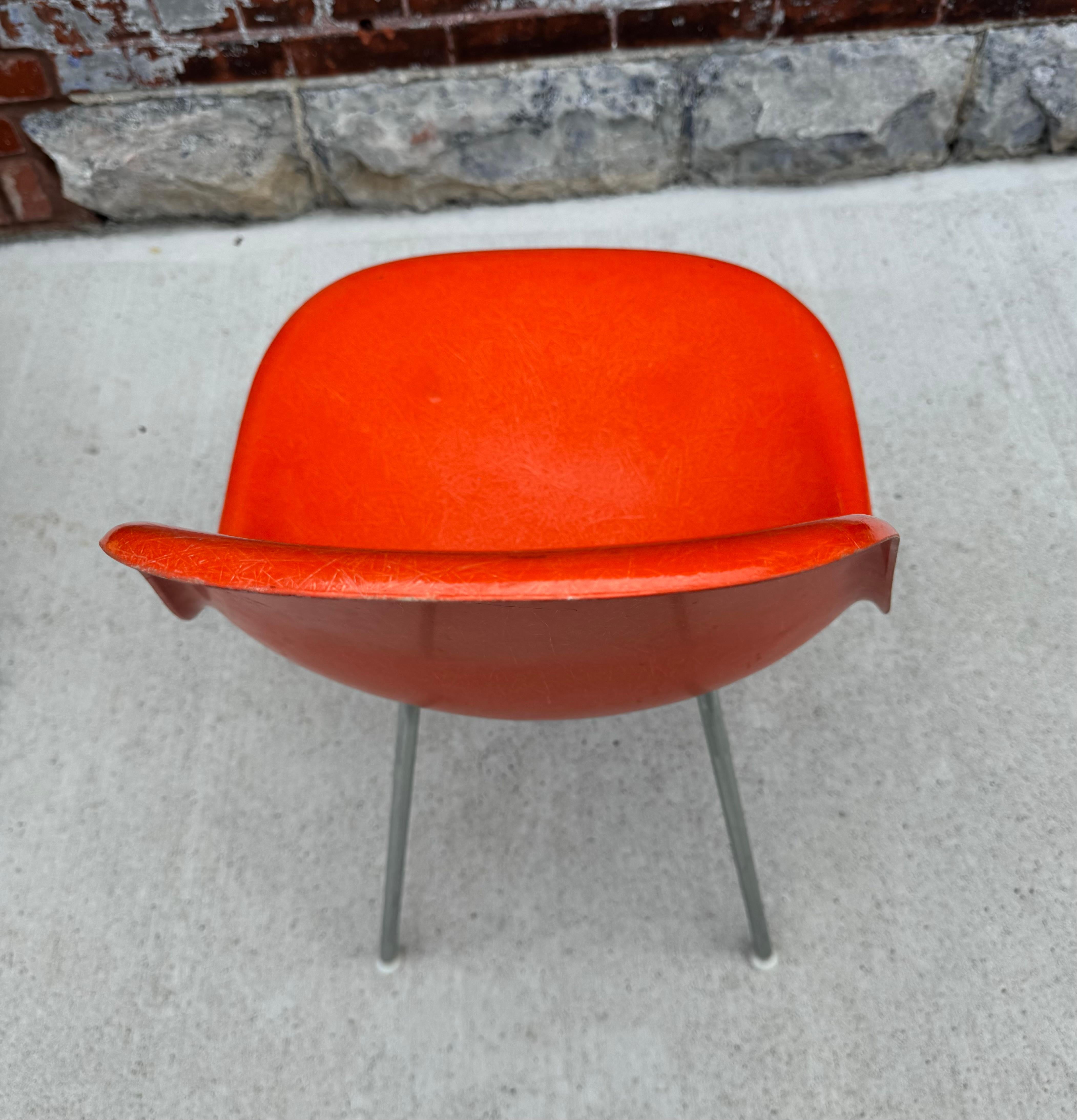 Américain Rouge / orange  Chaise en fibre de verre Charles Eames Side Shell Chair, Scoop, Herman Miller en vente