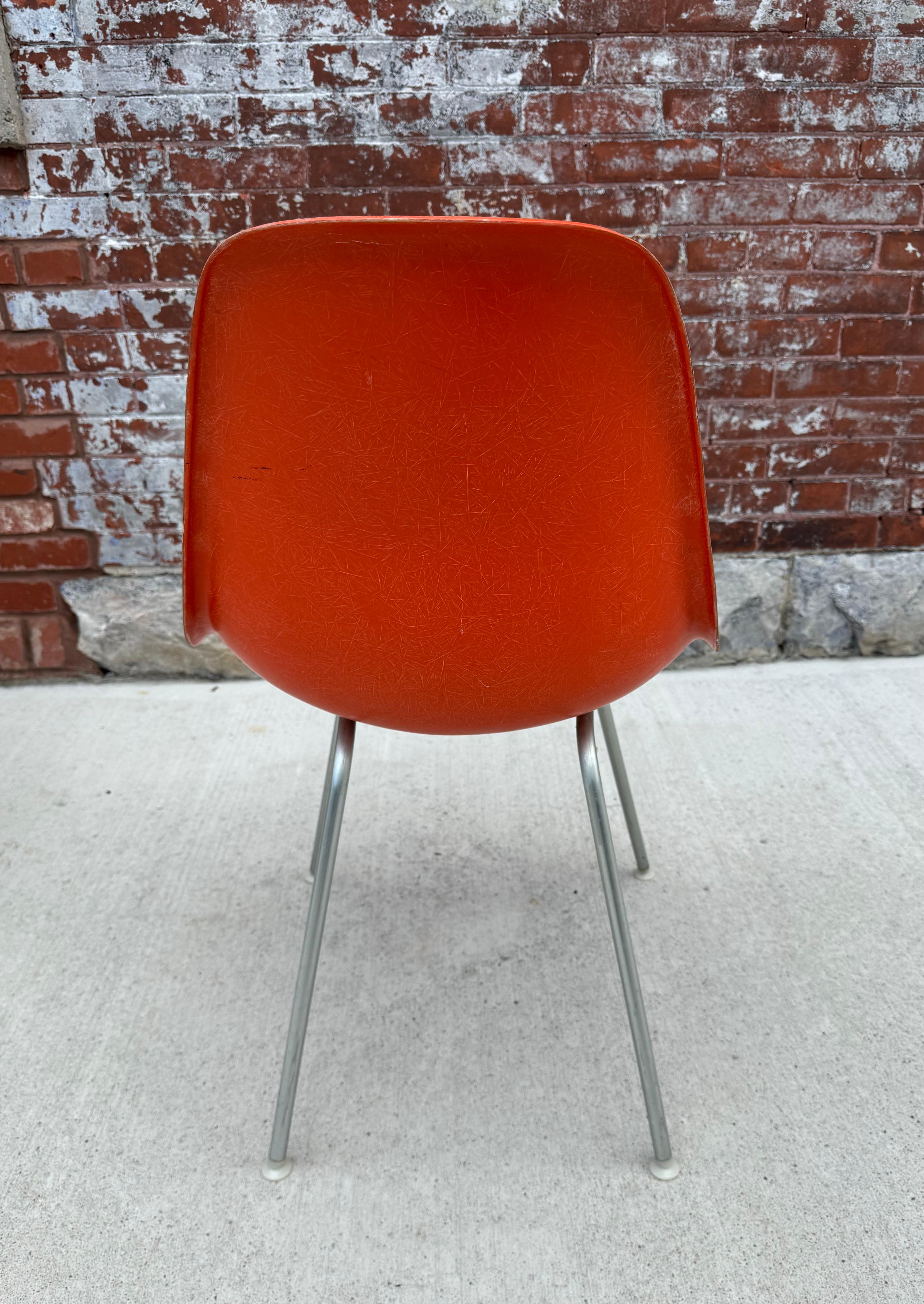 Moulé Rouge / orange  Chaise en fibre de verre Charles Eames Side Shell Chair, Scoop, Herman Miller en vente