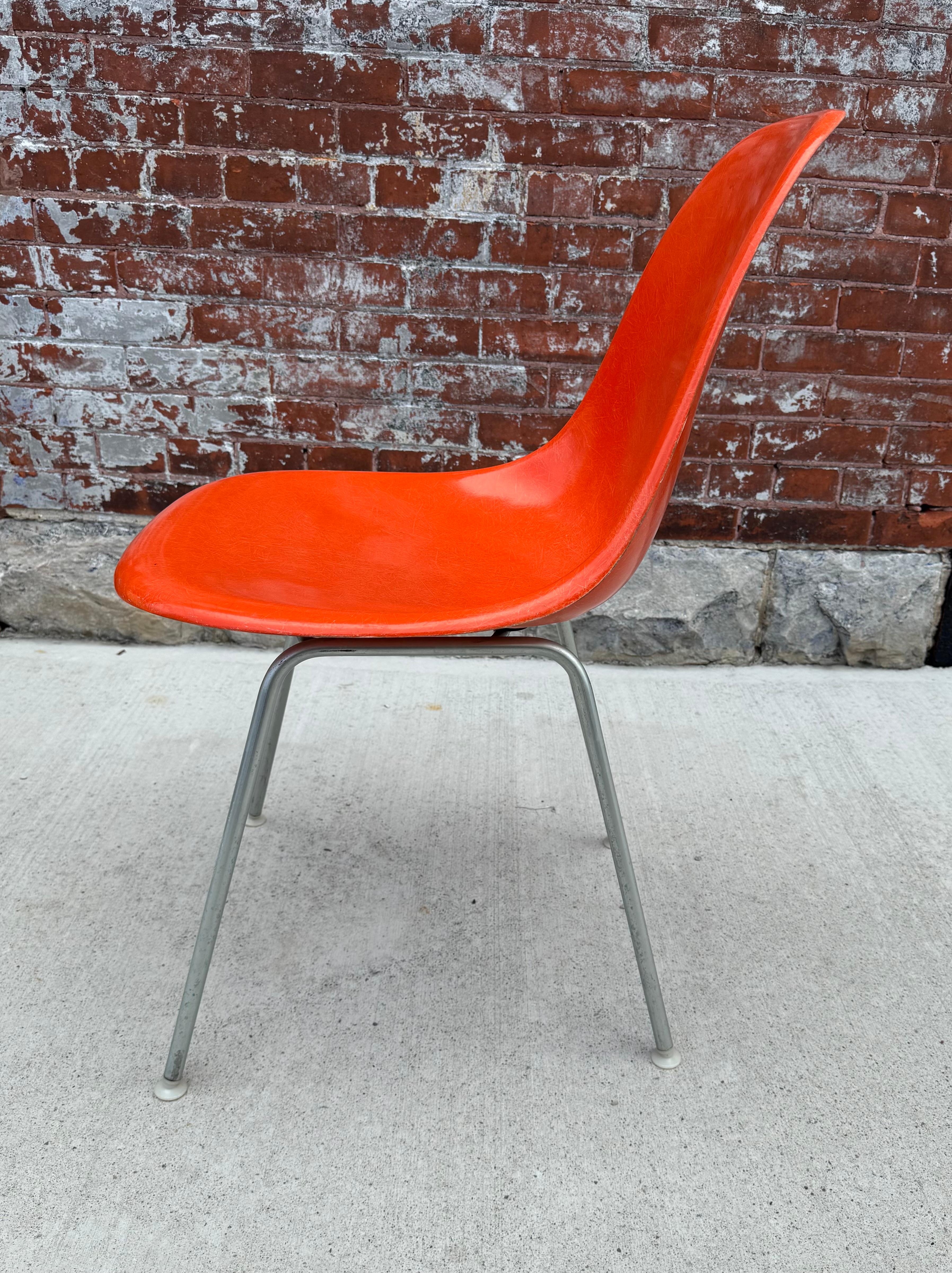 Rouge / orange  Chaise en fibre de verre Charles Eames Side Shell Chair, Scoop, Herman Miller Bon état - En vente à Buffalo, NY