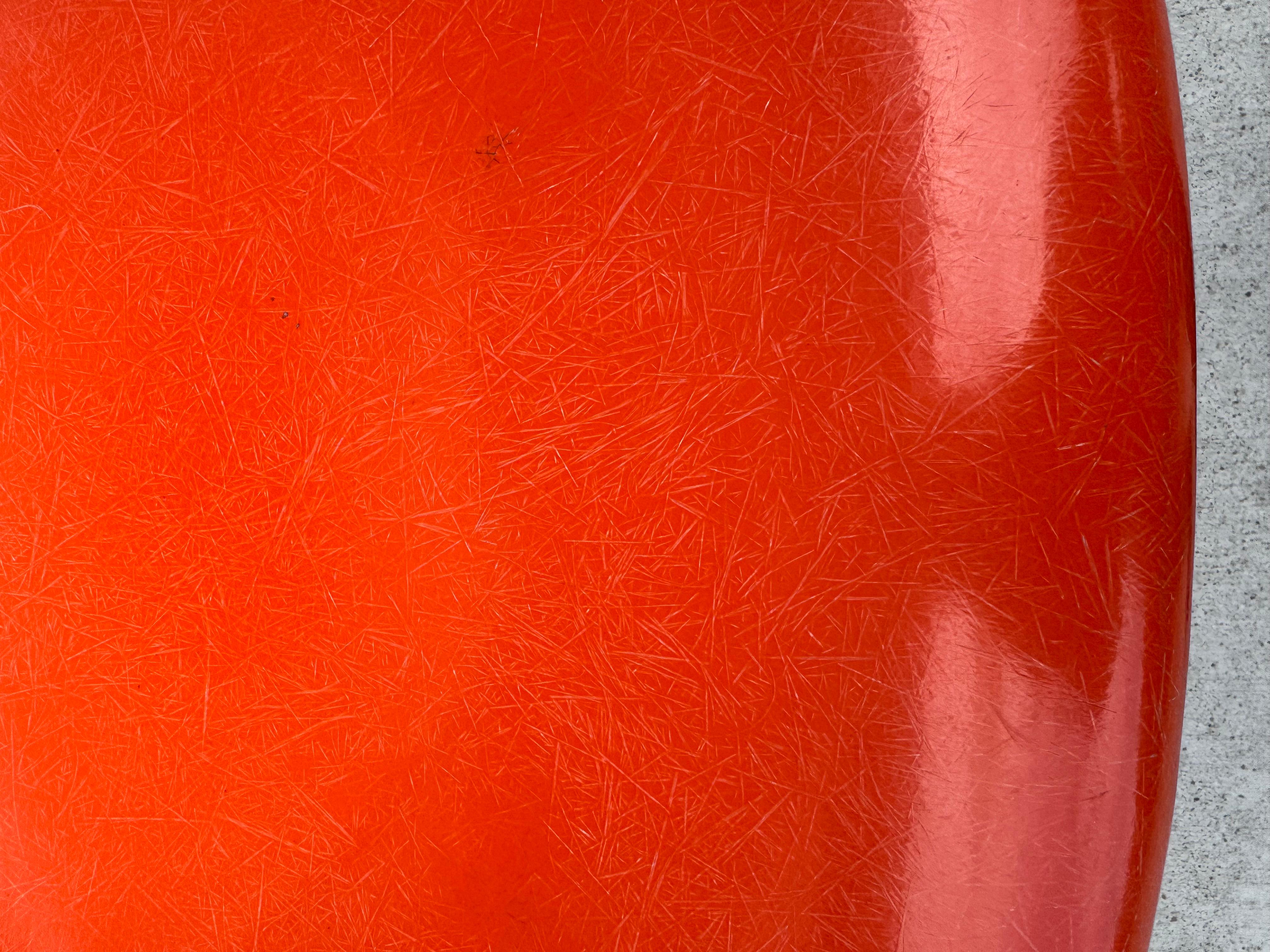 Milieu du XXe siècle Rouge / orange  Chaise en fibre de verre Charles Eames Side Shell Chair, Scoop, Herman Miller en vente
