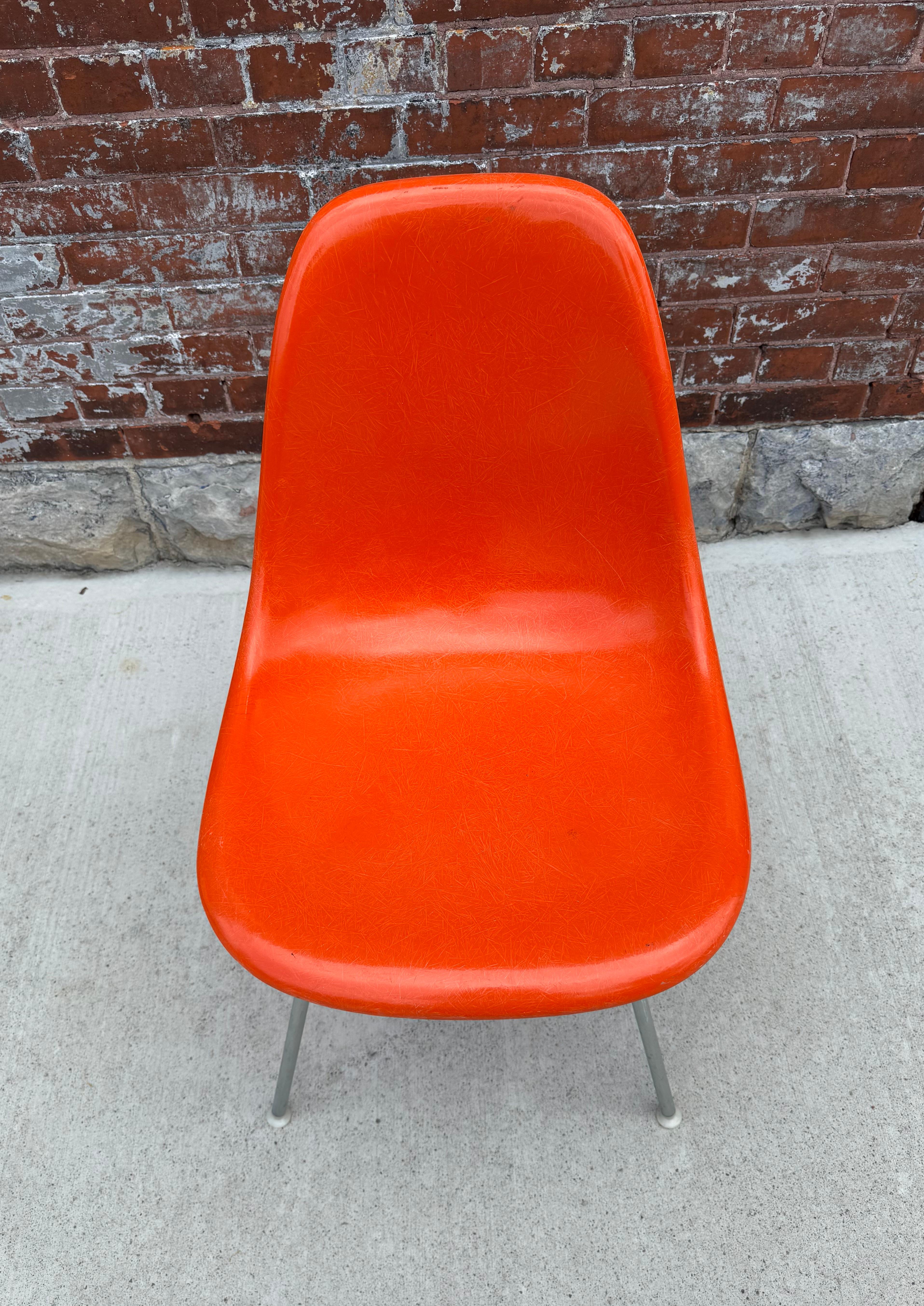 Métal Rouge / orange  Chaise en fibre de verre Charles Eames Side Shell Chair, Scoop, Herman Miller en vente
