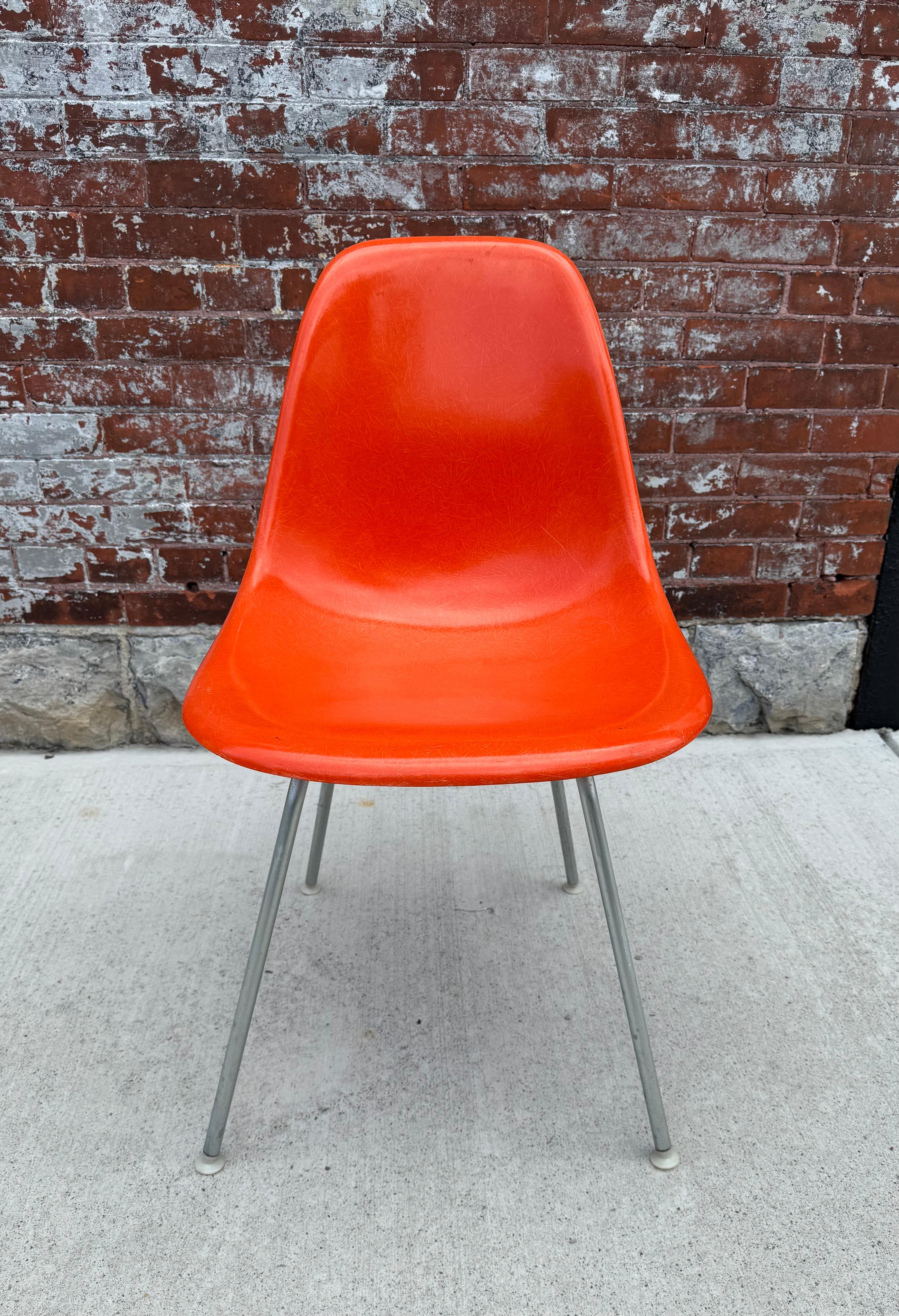Rouge / orange  Chaise en fibre de verre Charles Eames Side Shell Chair, Scoop, Herman Miller en vente 1