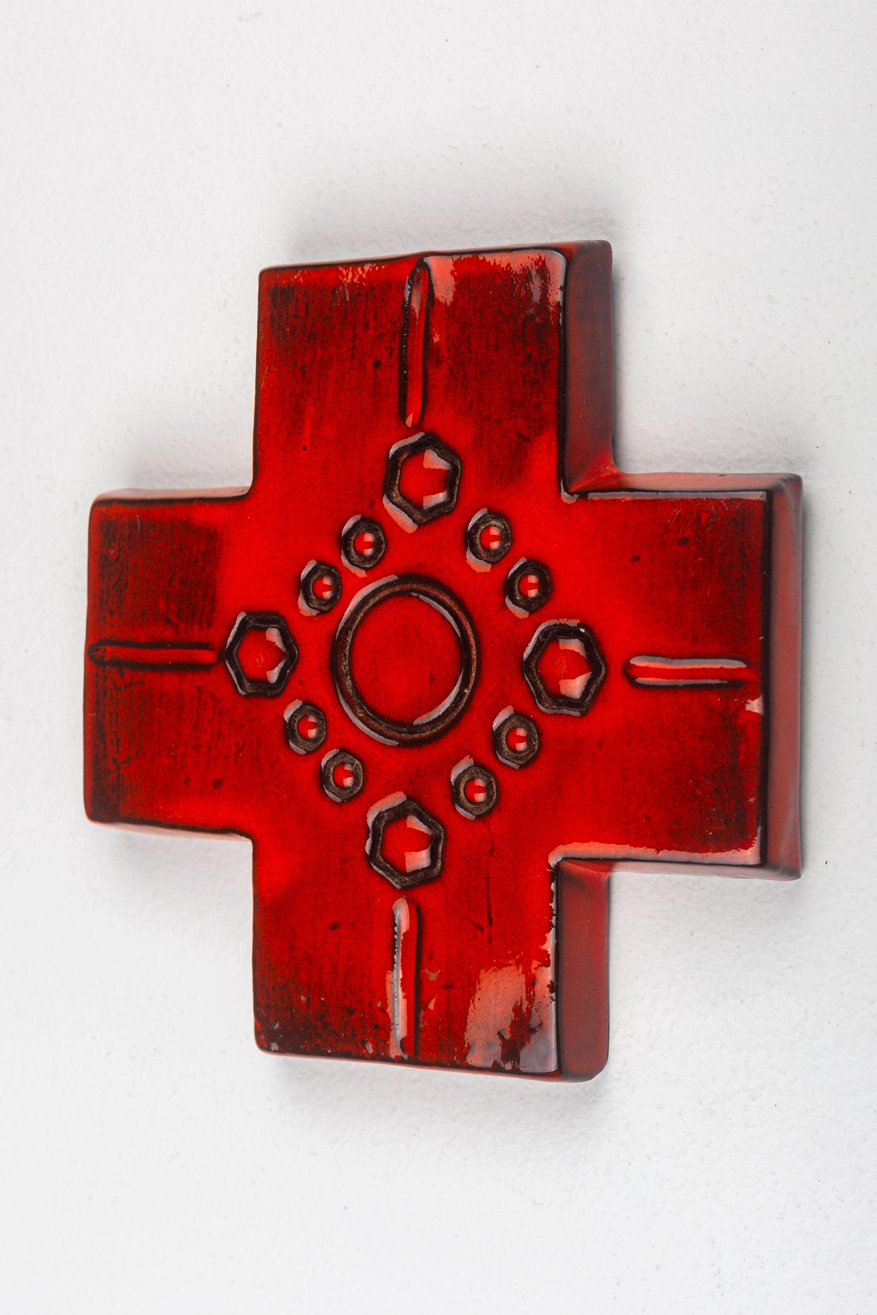glänzendes Keramikkreuz in Rot-Orange, Symmetrices Design mit Kreisverzierungen (Europäisch) im Angebot