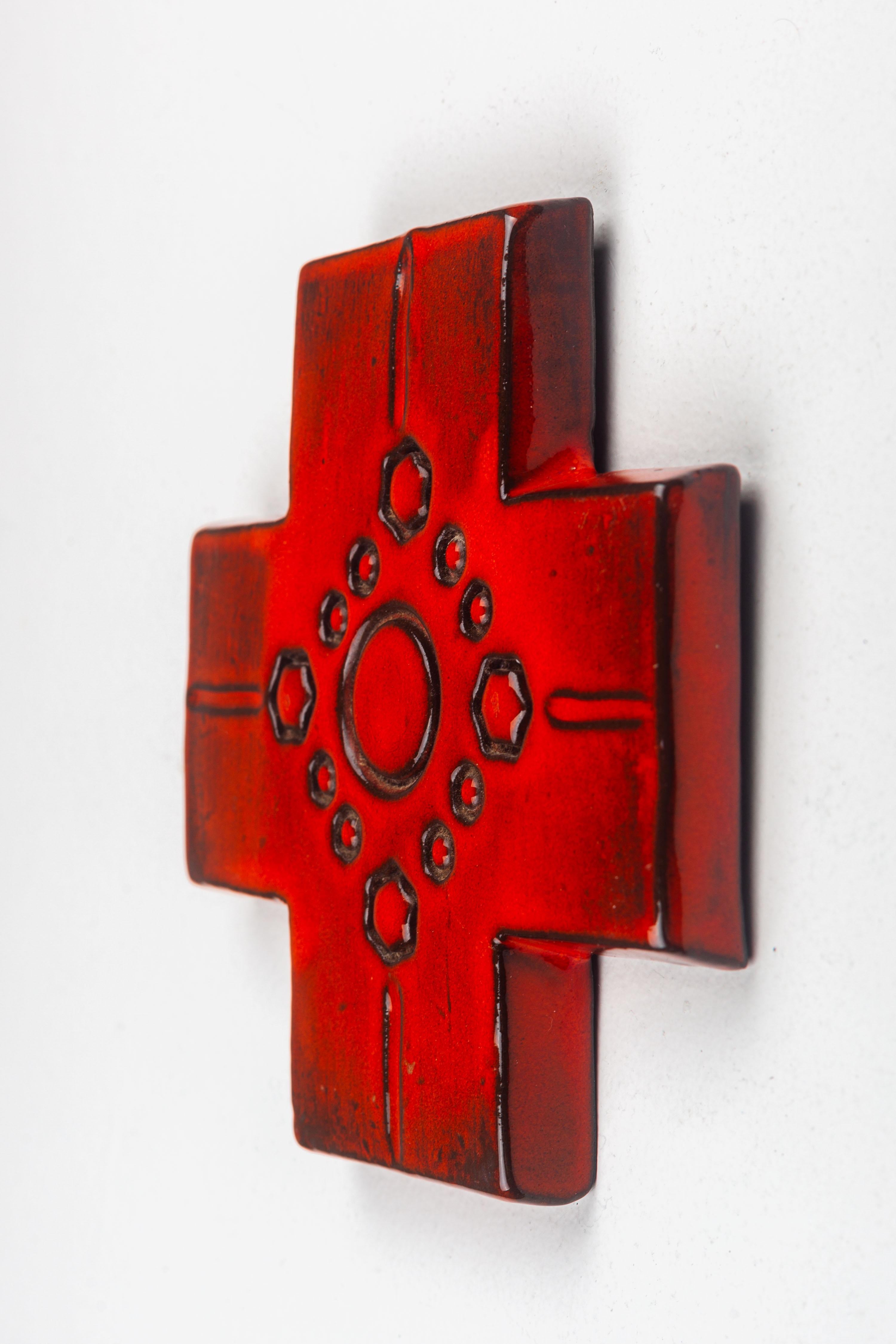 glänzendes Keramikkreuz in Rot-Orange, Symmetrices Design mit Kreisverzierungen im Zustand „Gut“ im Angebot in Chicago, IL