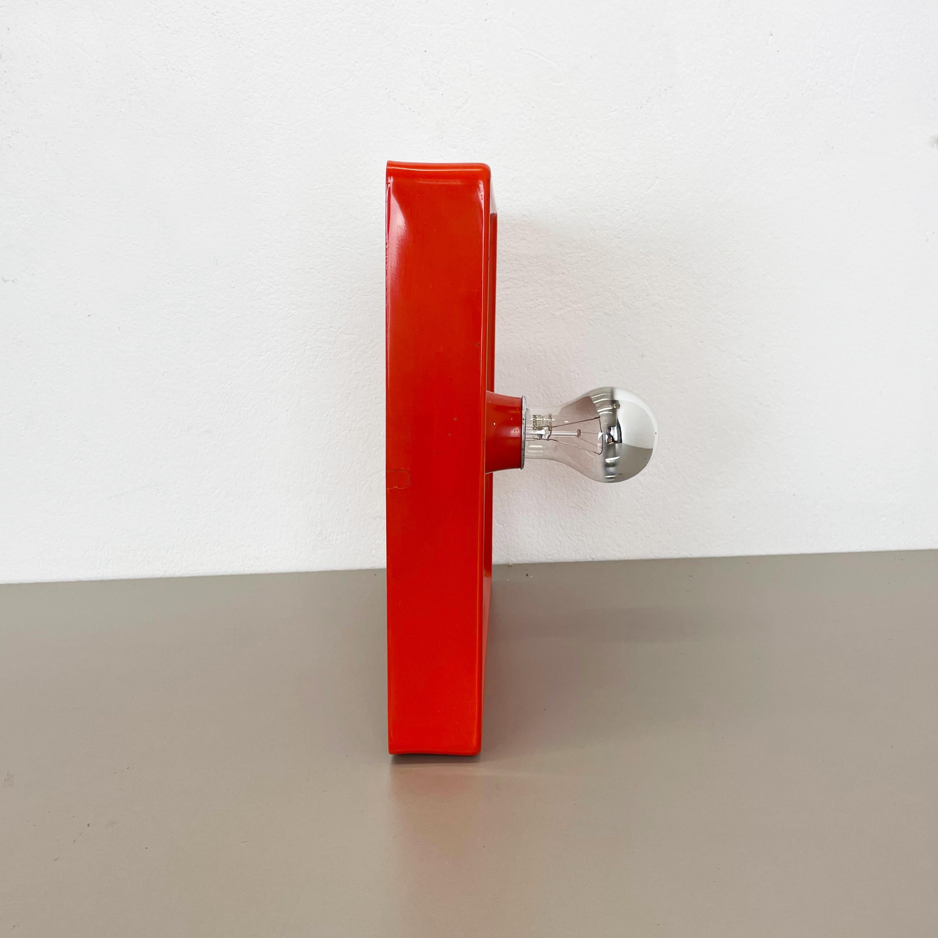 Rot-orangefarbene minimalistische Pop Art Metal Wandleuchte von Sölken Lights, Deutschland, 1970er im Zustand „Gut“ im Angebot in Kirchlengern, DE