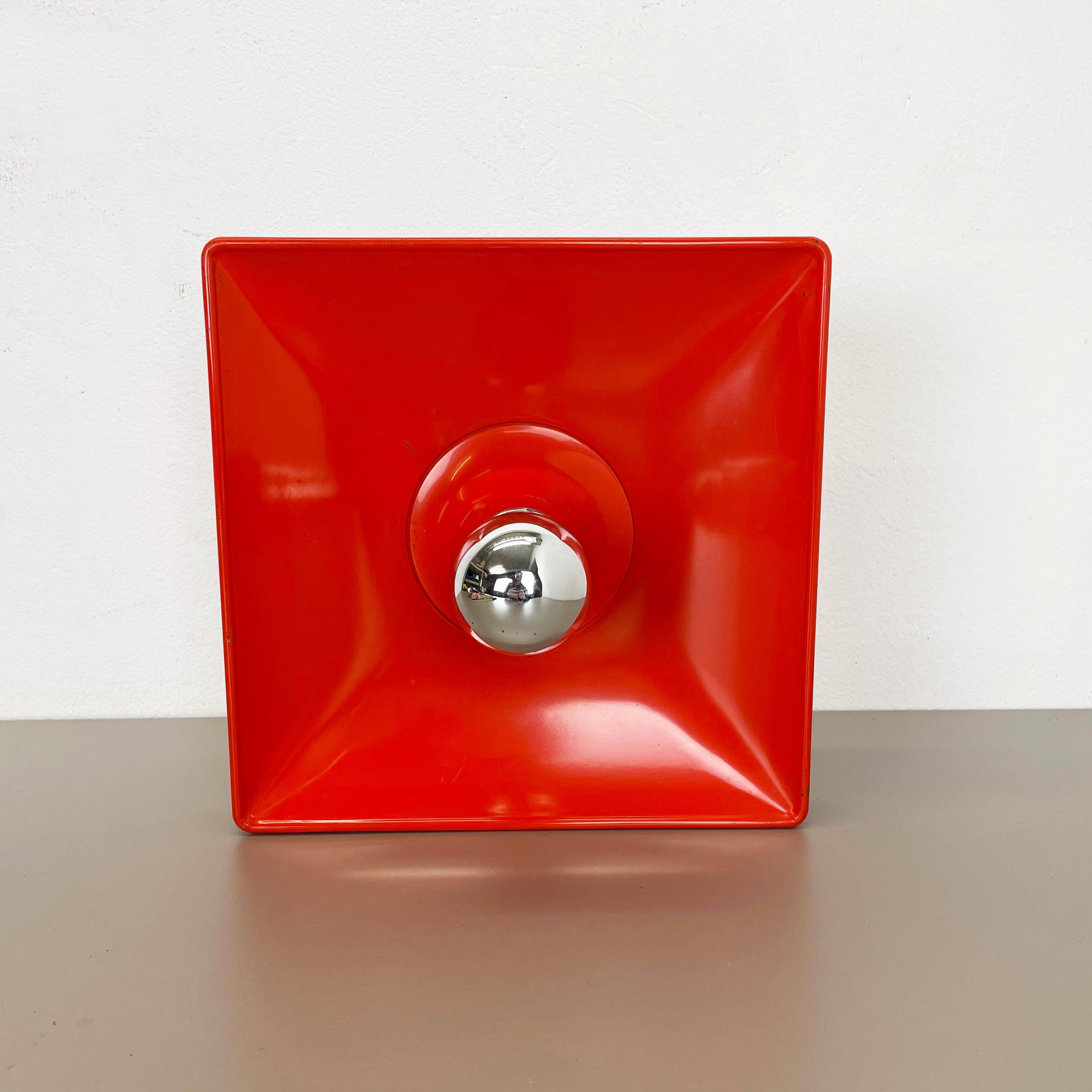 Rot-orangefarbene minimalistische Pop Art Metal Wandleuchte von Sölken Lights, Deutschland, 1970er (20. Jahrhundert) im Angebot