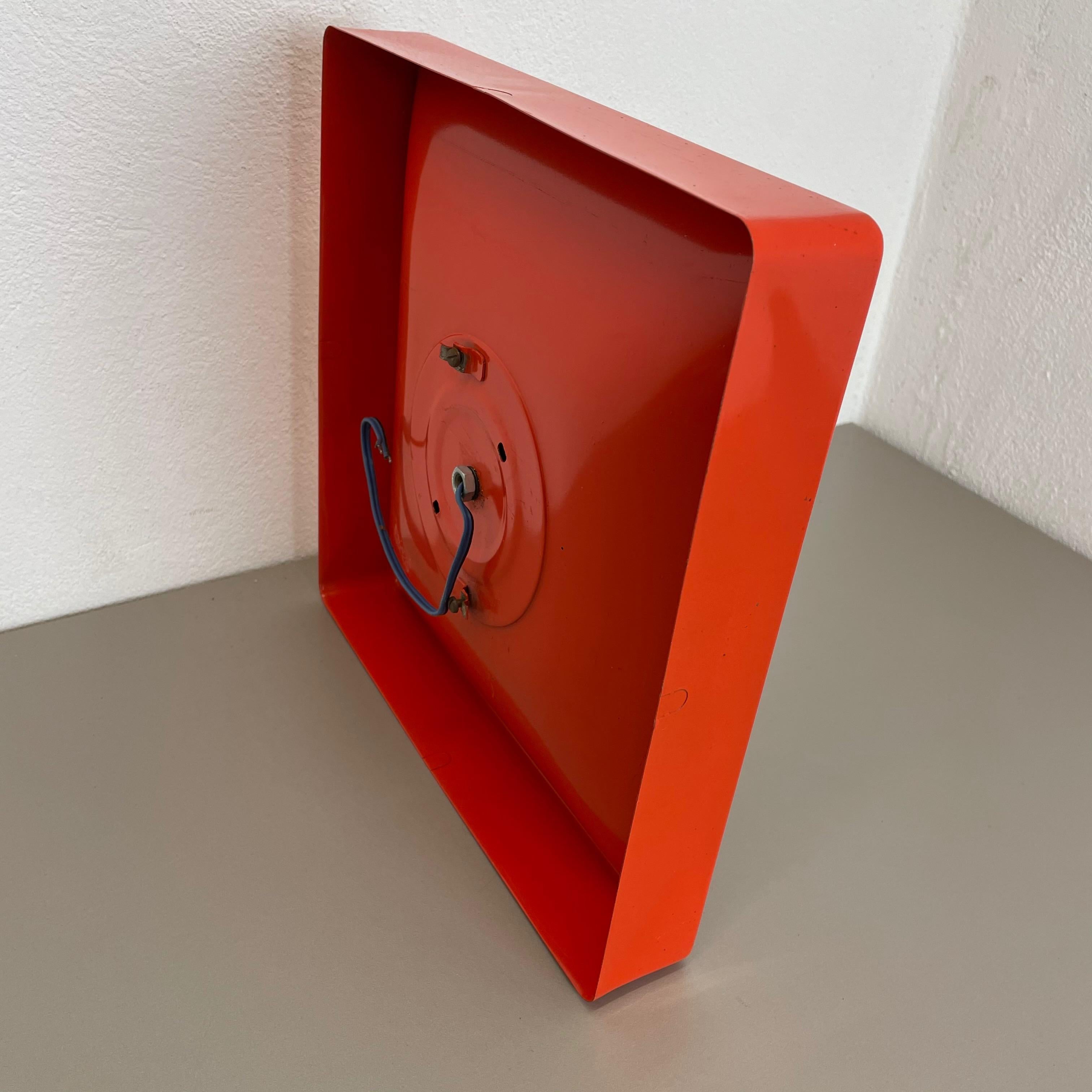 Rot-orangefarbene minimalistische Pop Art Metal Wandleuchte von Sölken Lights, Deutschland, 1970er (Metall) im Angebot