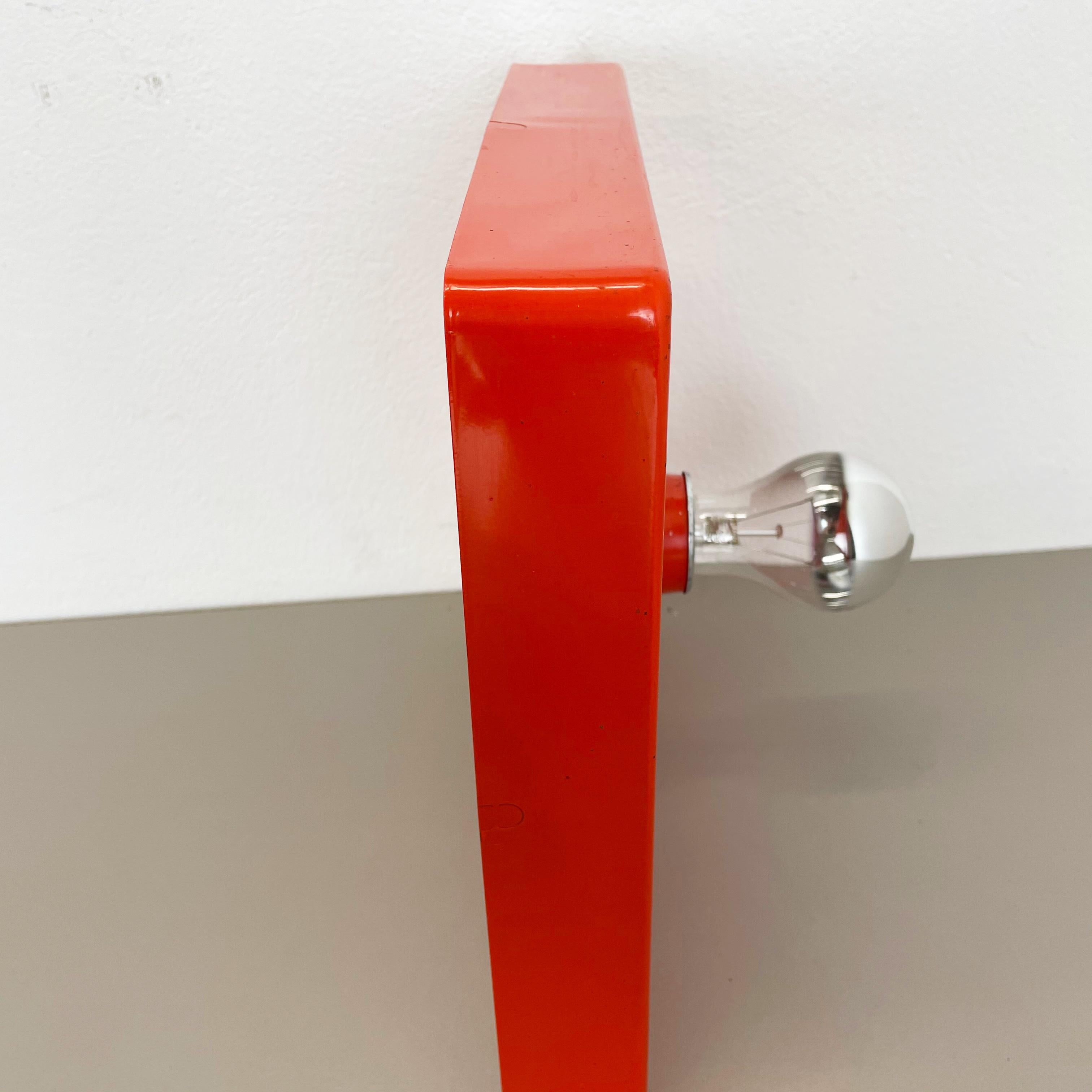 Rot-orangefarbene minimalistische Pop Art Metal Wandleuchte von Sölken Lights, Deutschland, 1970er im Angebot 1