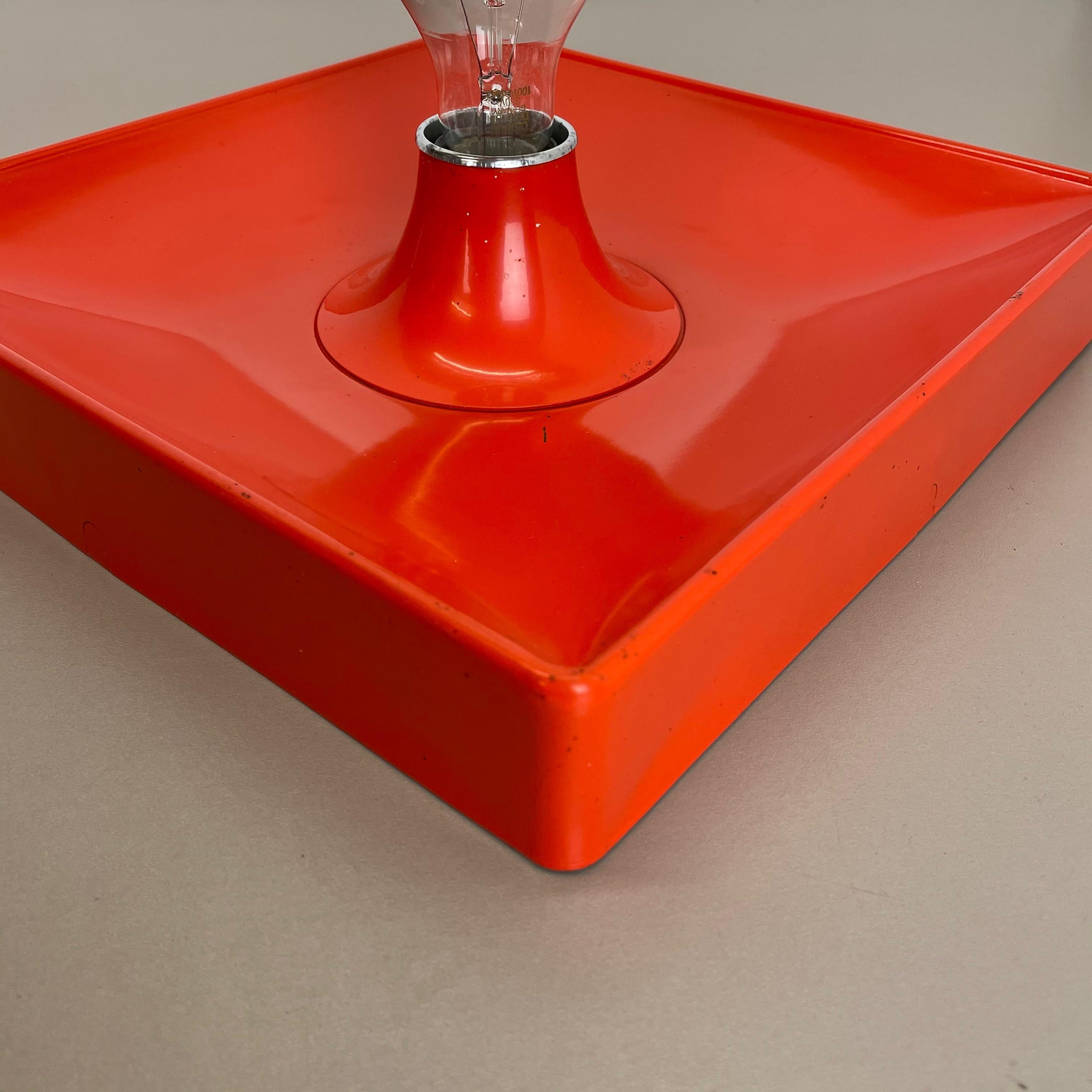Rot-orangefarbene minimalistische Pop Art Metal Wandleuchte von Sölken Lights, Deutschland, 1970er im Angebot 2