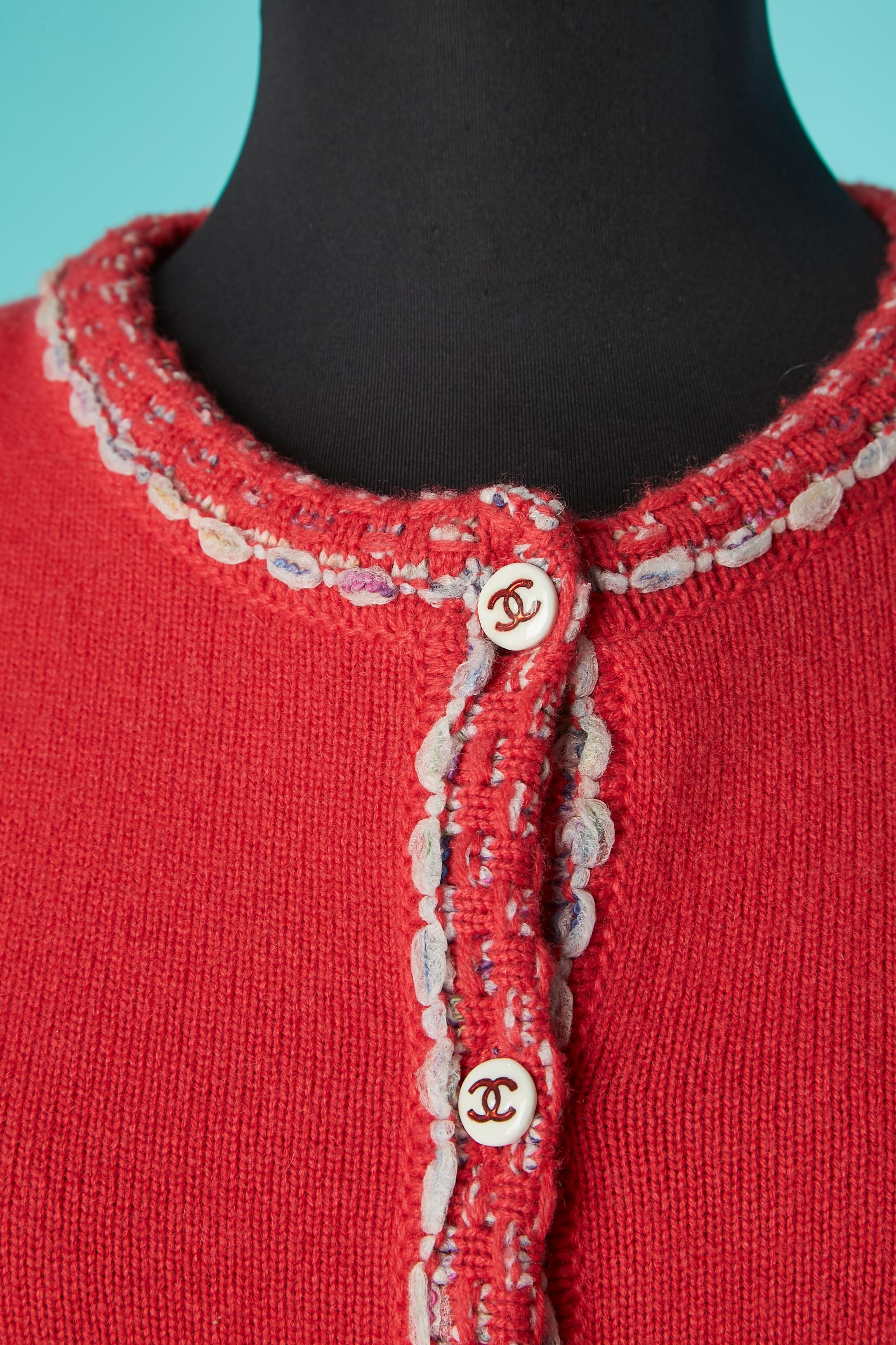 Cardigan en cachemire rouge-orangé avec boutons de marque et bord en maille tweed. Composition du tricot : 88% cachemire, 6% coton, 6% polyester. 
Pad d'épaule. 
TAILLE 46 (FR) L