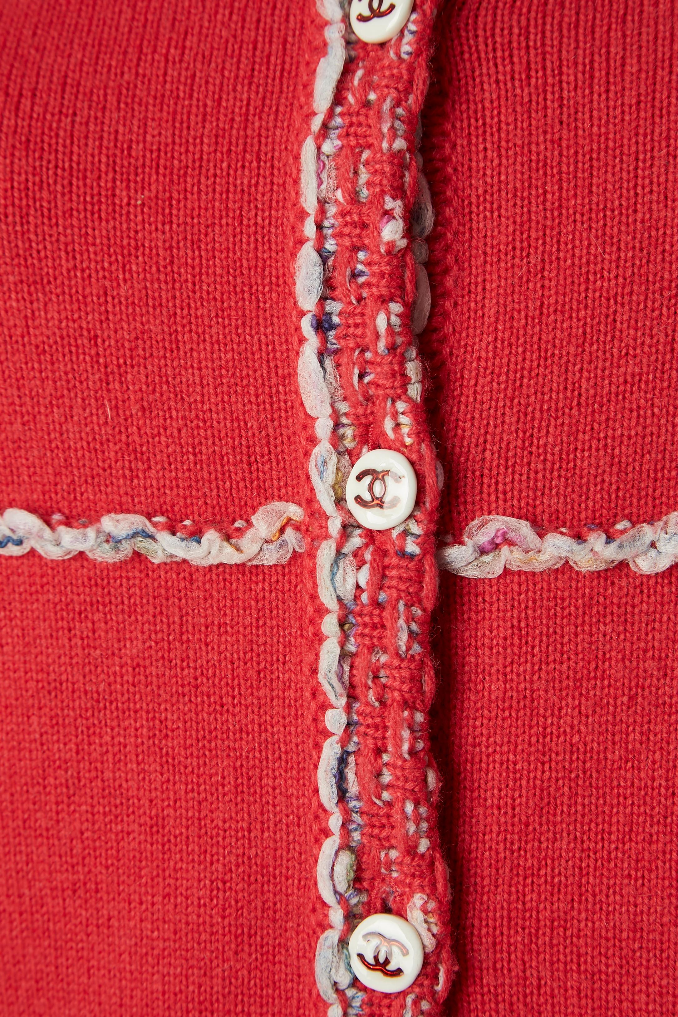 Red-orangy cashmere cardigan with branded buttons Chanel  In Excellent Condition For Sale In Saint-Ouen-Sur-Seine, FR