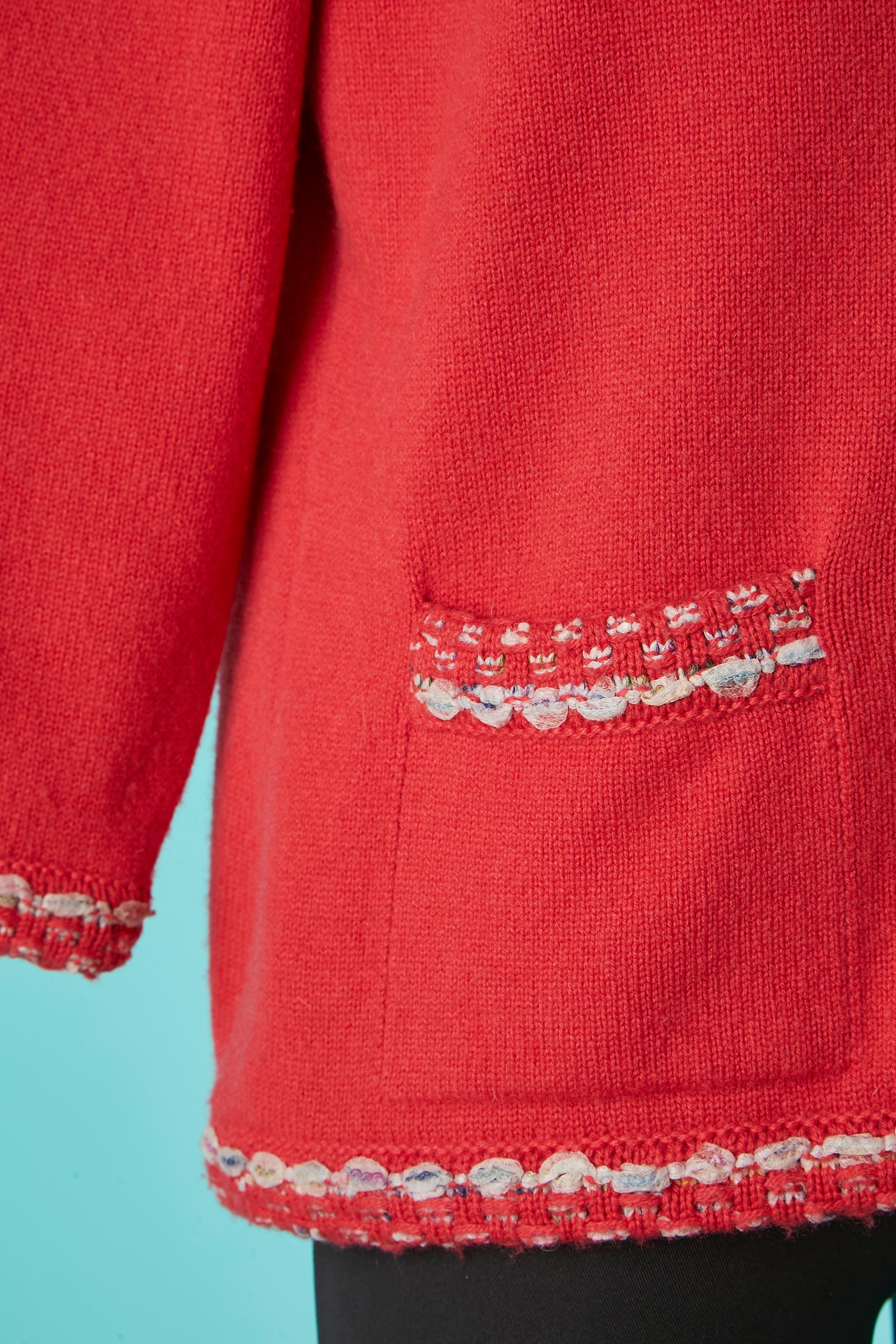 Rote-orangefarbene Kaschmirstrickjacke mit Markenknöpfen Chanel  Damen im Angebot