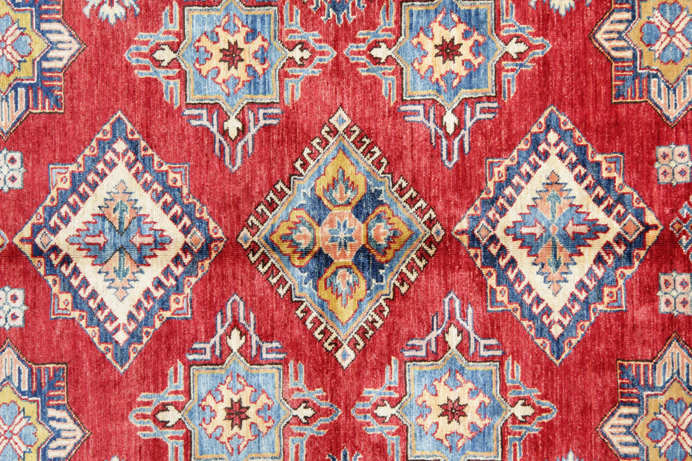 Afghano Tappeti geometrici orientali rossi, tappeti fatti a mano in avorio in vendita in vendita