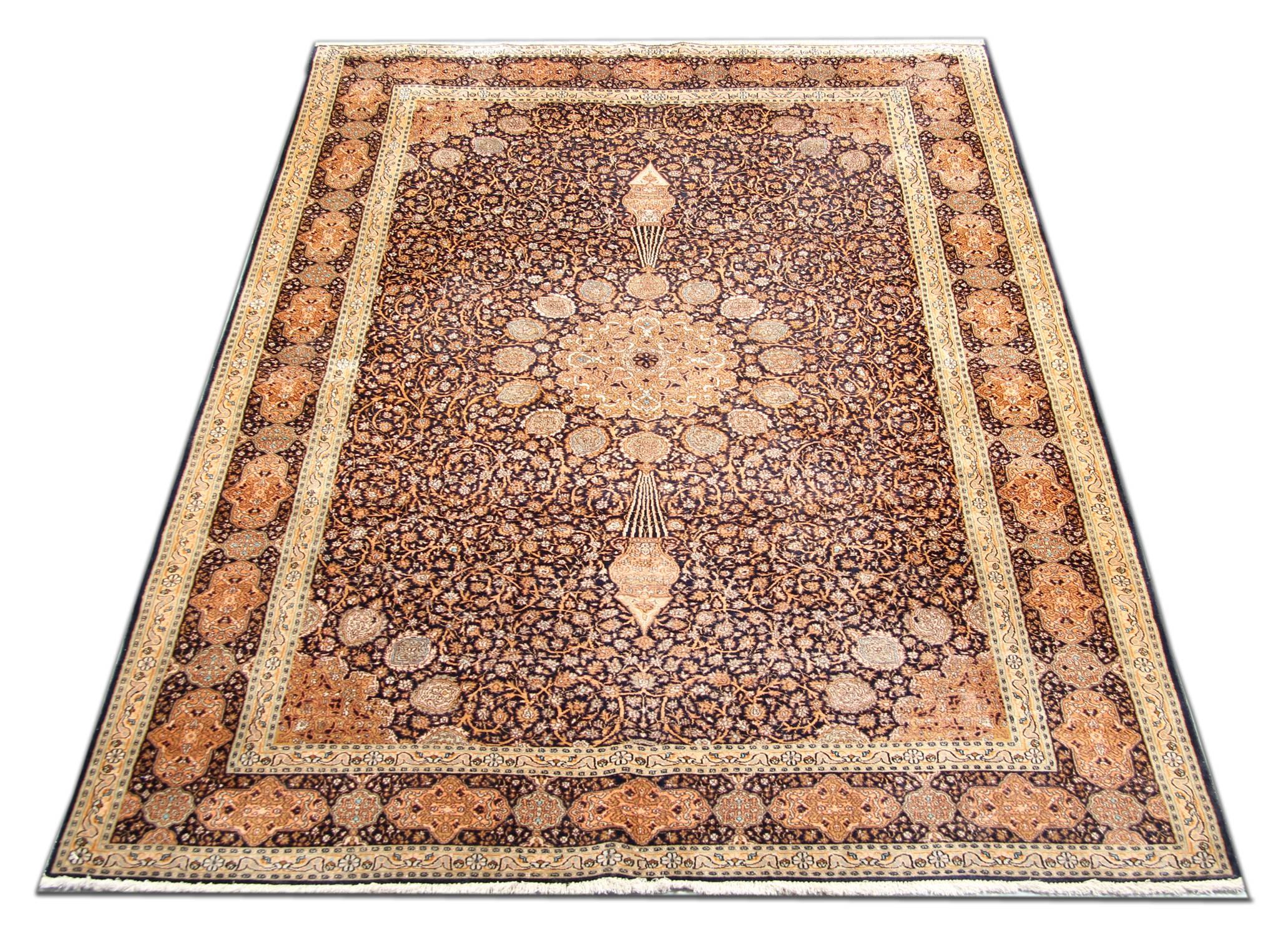 Die Herstellung dieser Meisterwerke handgefertigter indischer Teppiche begann Anfang des 20. Die Luxusteppiche aus Kaschmir sind für ihre Kunstfertigkeit mit dem Flor aus Wolle oder Seide bekannt. Diese Teppiche werden auch oft mit einer hohen