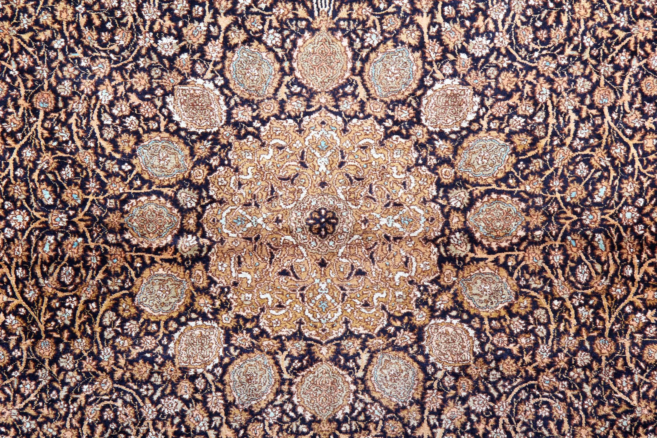 Roter Orientteppich, Handgefertigte Teppiche aus Seide, Traditionelle indische Teppiche zu verkaufen (Barock) im Angebot