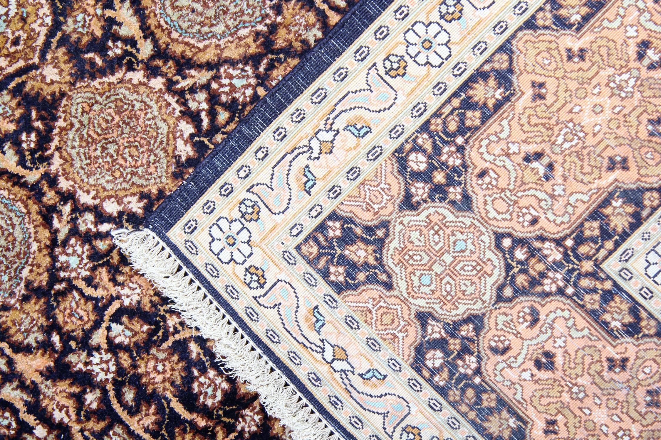 Roter Orientteppich, Handgefertigte Teppiche aus Seide, Traditionelle indische Teppiche zu verkaufen (Indisch) im Angebot
