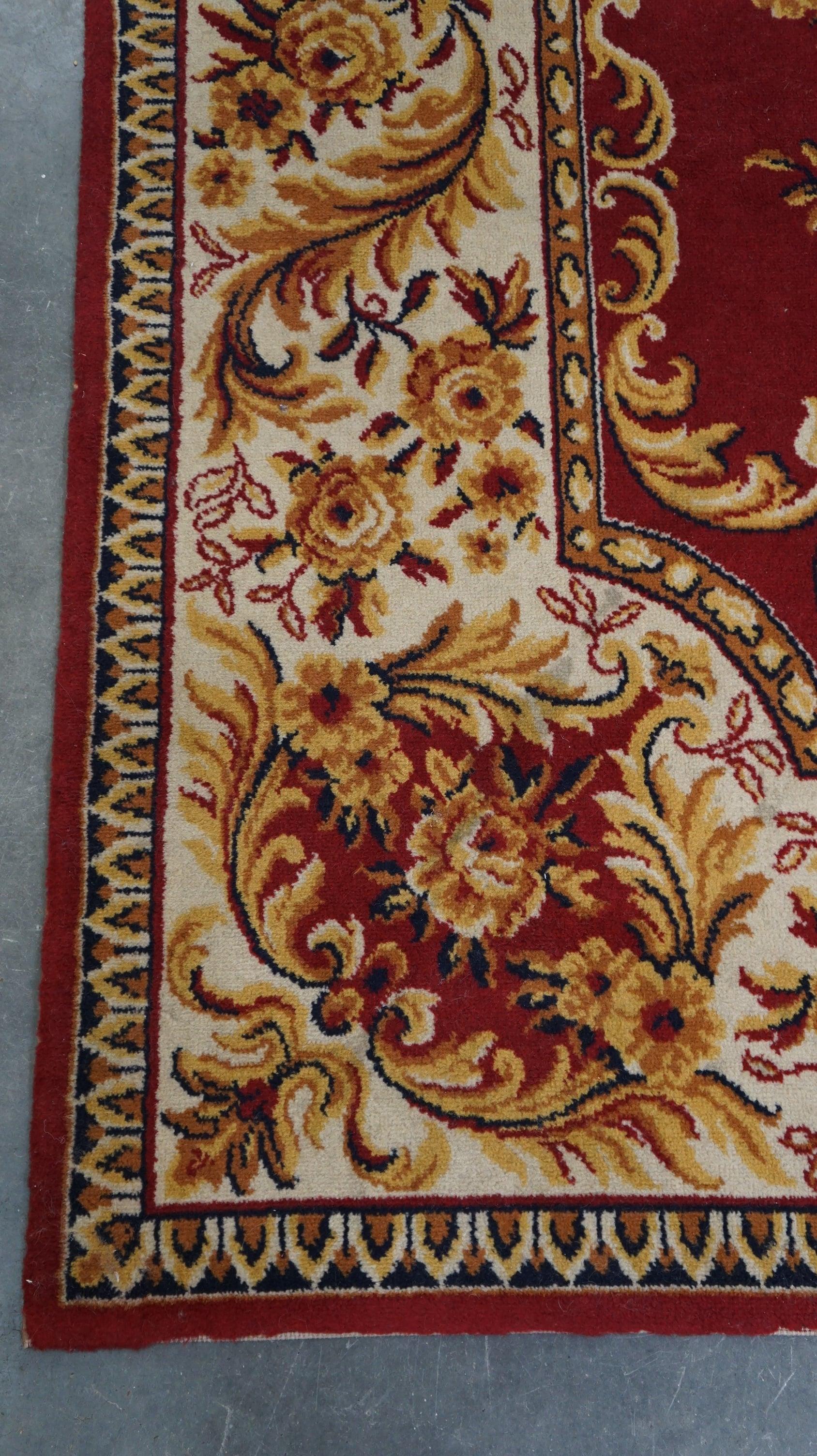 Red oriental wool rug with yellow flowers 285x200cm In Good Condition For Sale In Harderwijk, NL