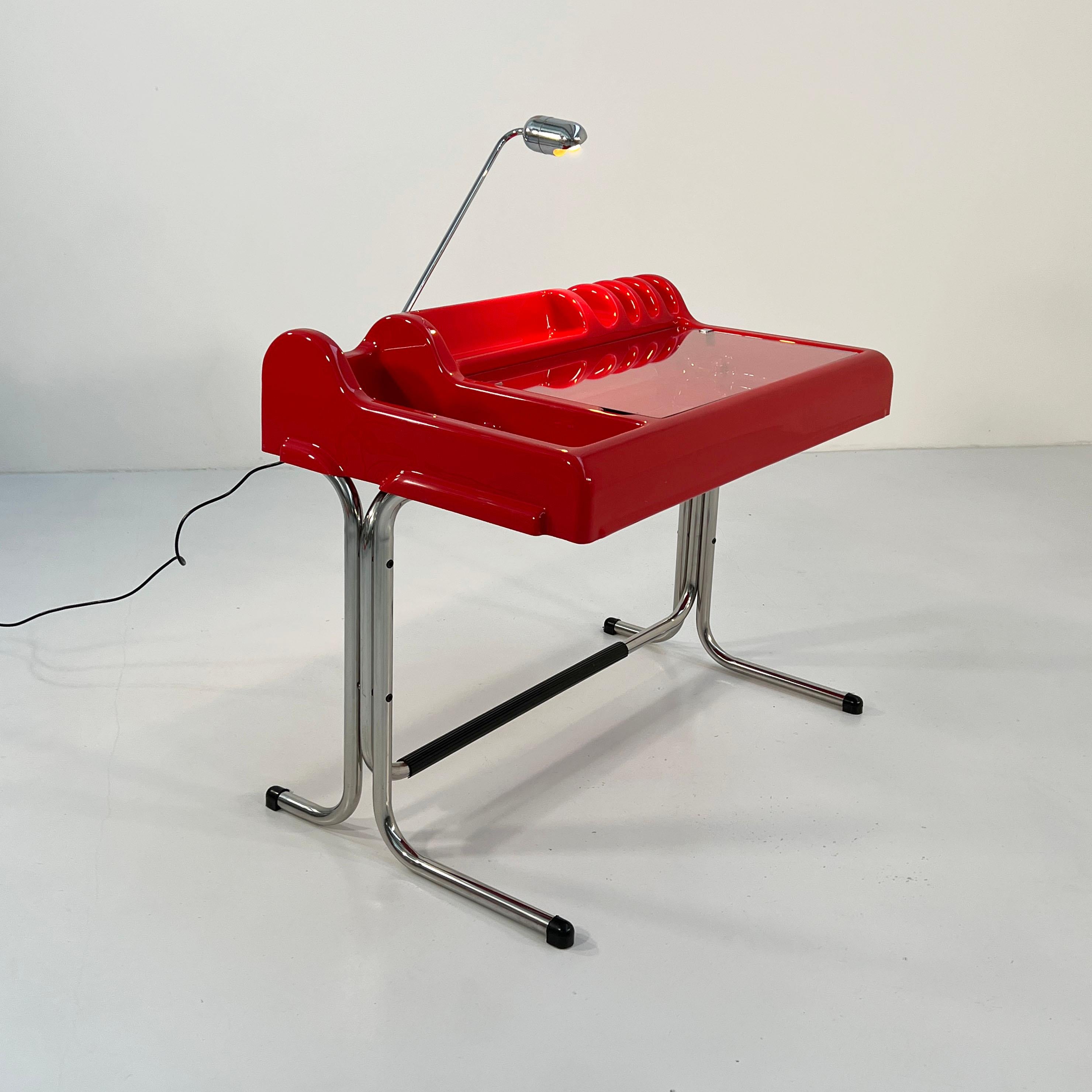 Designer- Vittorio Parigi & Nani Prina
Produzent - Molteni
Modell- Orix Desk 
Design Zeitraum- Siebziger Jahre
Abmessungen - Breite 100 cm x Tiefe 63 cm x Höhe 82 cm
MATERIAL - Kunststoff, Stahl
Farbe- Rot, Silber
Leichte alters- und
