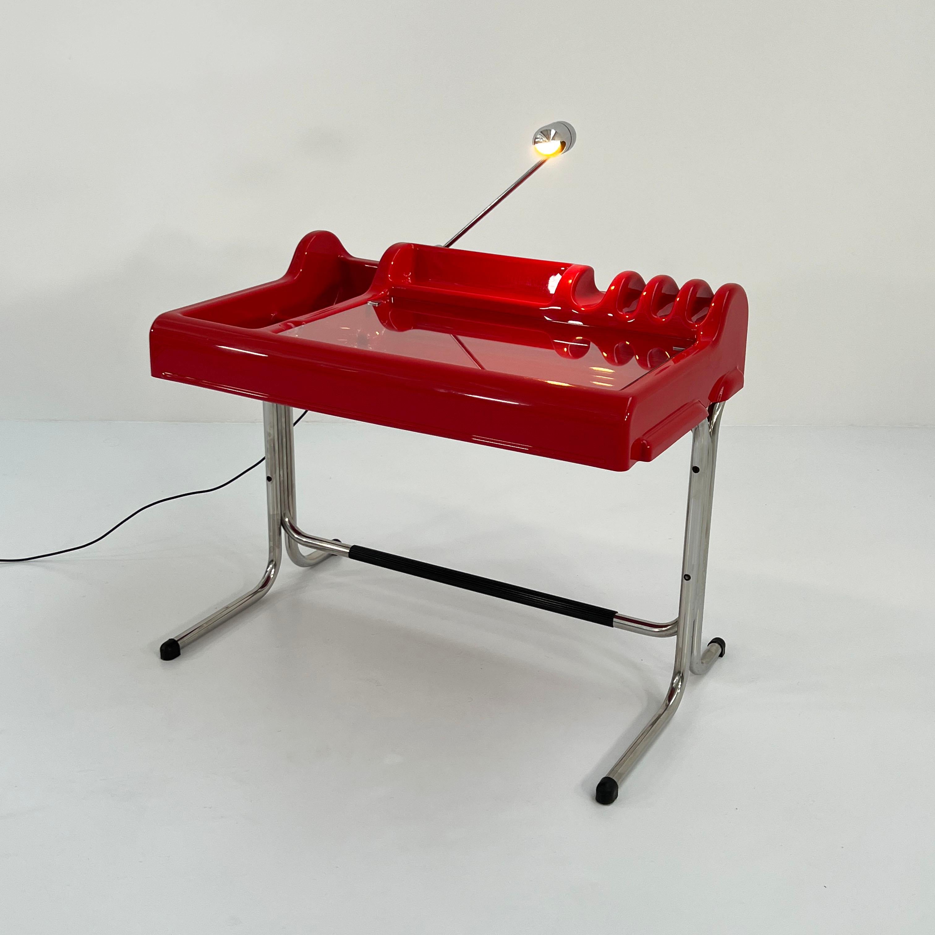 Designer - Vittorio Parigi and Nani Prina
Produttore - Molteni
Model - Scrivania Orix 
Periodo di progettazione - Anni '70
Misure - Larghezza 100 cm x Profondità 63 cm x Altezza 82 cm
Materiali - Plastica, Acciaio
Colore - Rosso, Silver
Proprietà