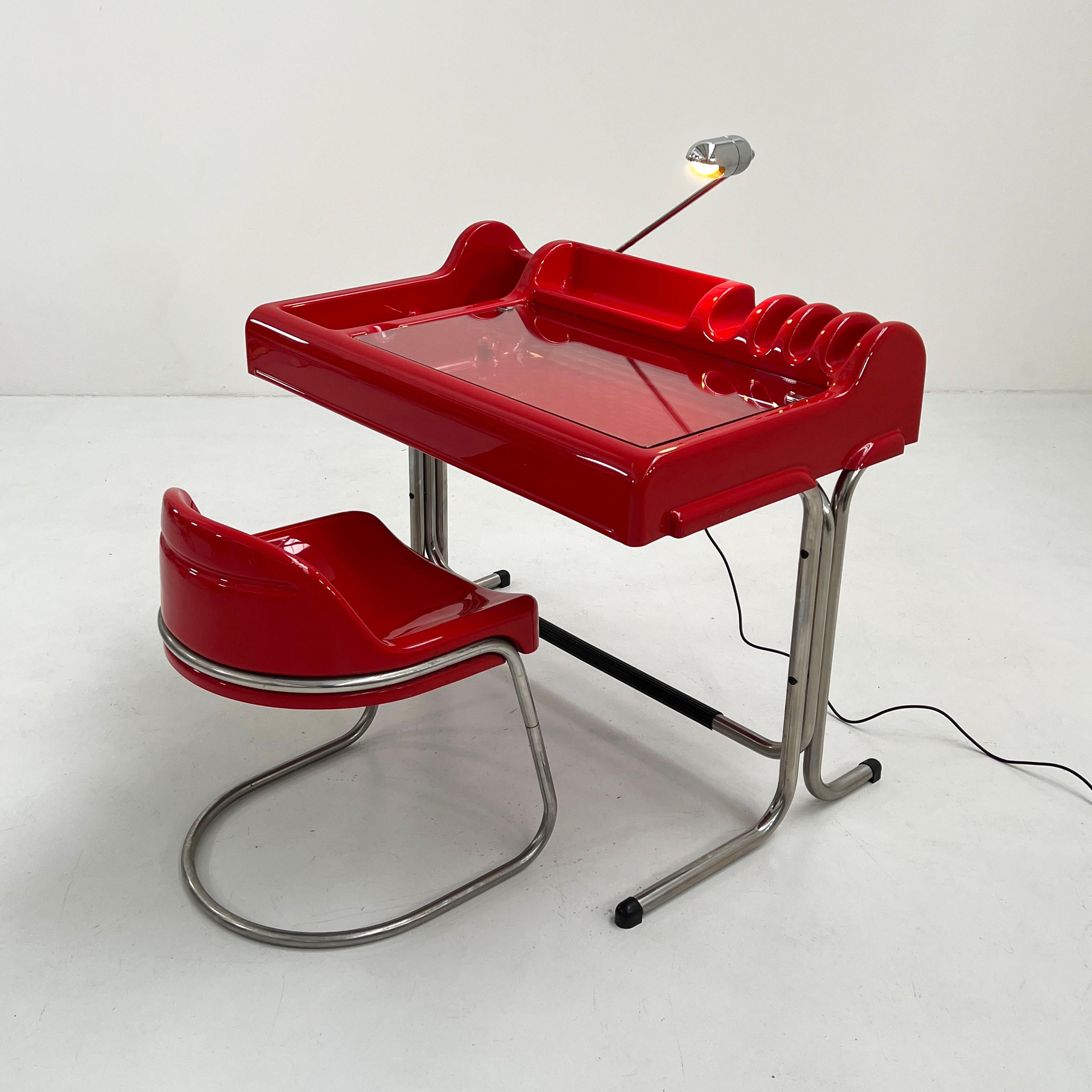 Late 20th Century Red Orix Desk by Vittorio Parigi & Nani Prina for Molteni, 1970s