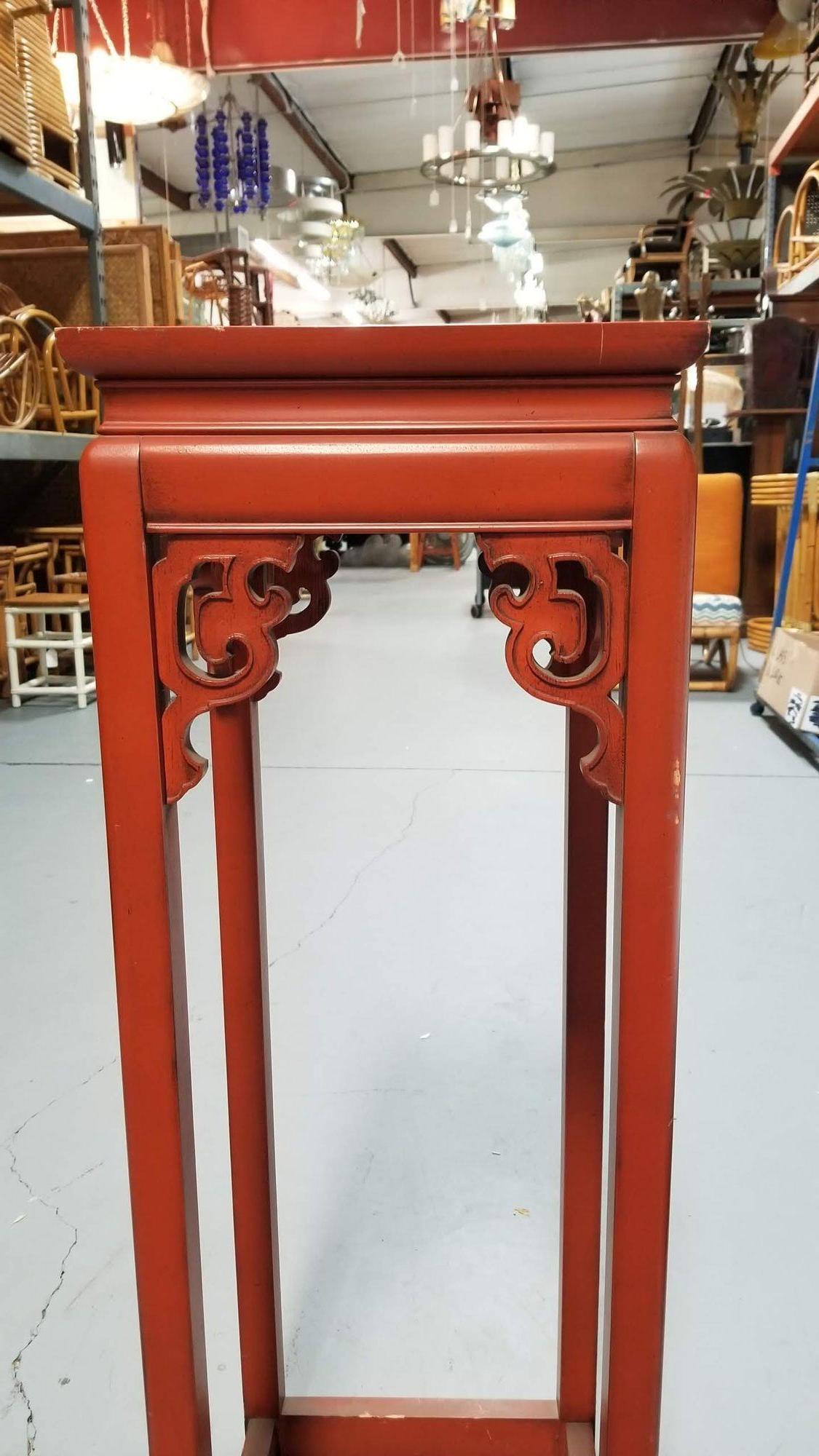 Der rot lackierte Holzsockeltisch mit verschnörkelten Details im Stil der chinesischen Ming- und Qing-Dynastie passt in jede James-Mont-Einrichtung.



Möbel im Stil der Ming- und Qing-Dynastie beziehen sich auf die traditionellen Möbel, die in