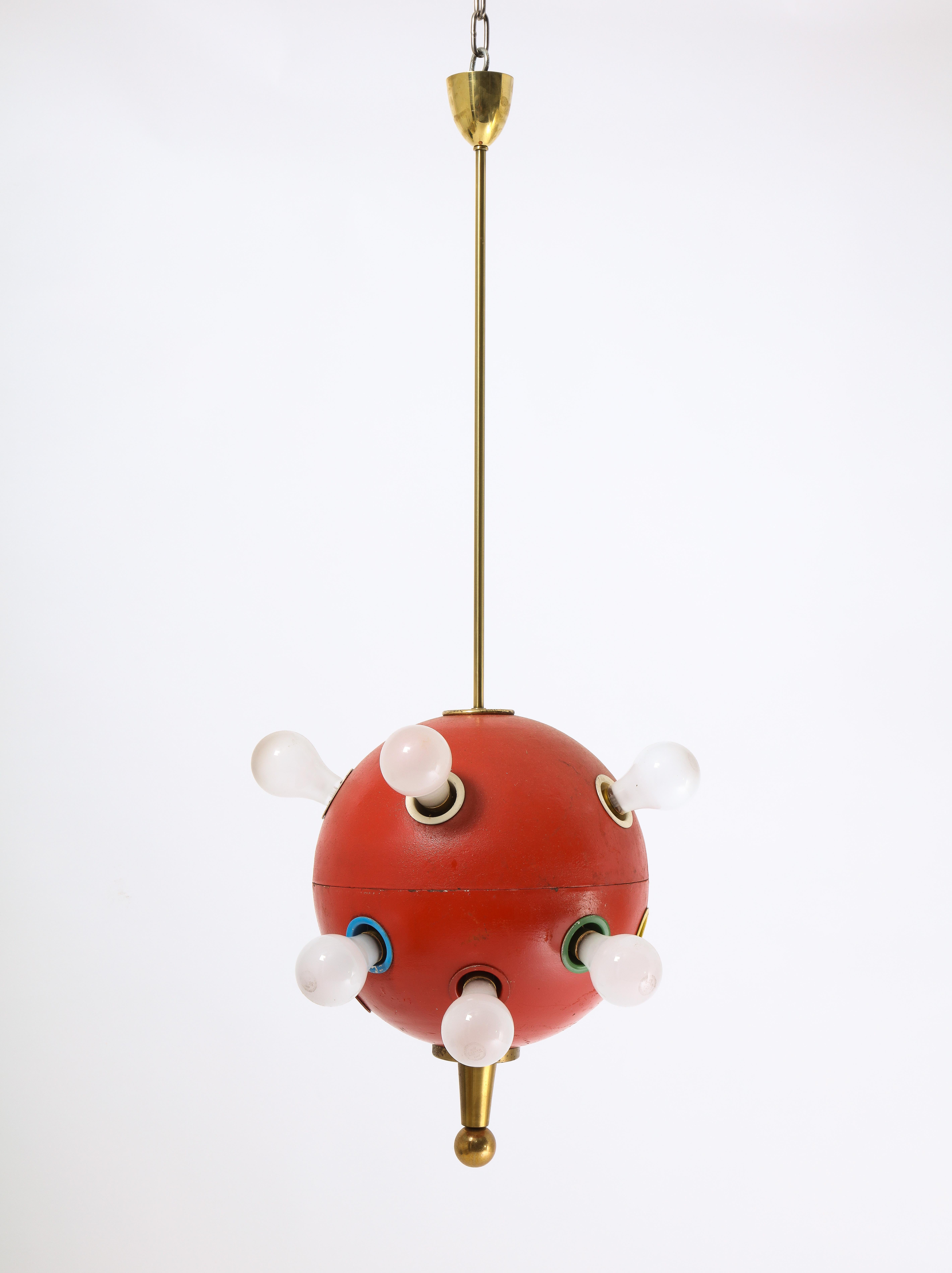 Rare pendentif sphérique 12 lumières 551 d'Oscar Torlasco en émail rouge d'origine avec inserts de couleurs primaires.

Le prix comprend le recâblage.