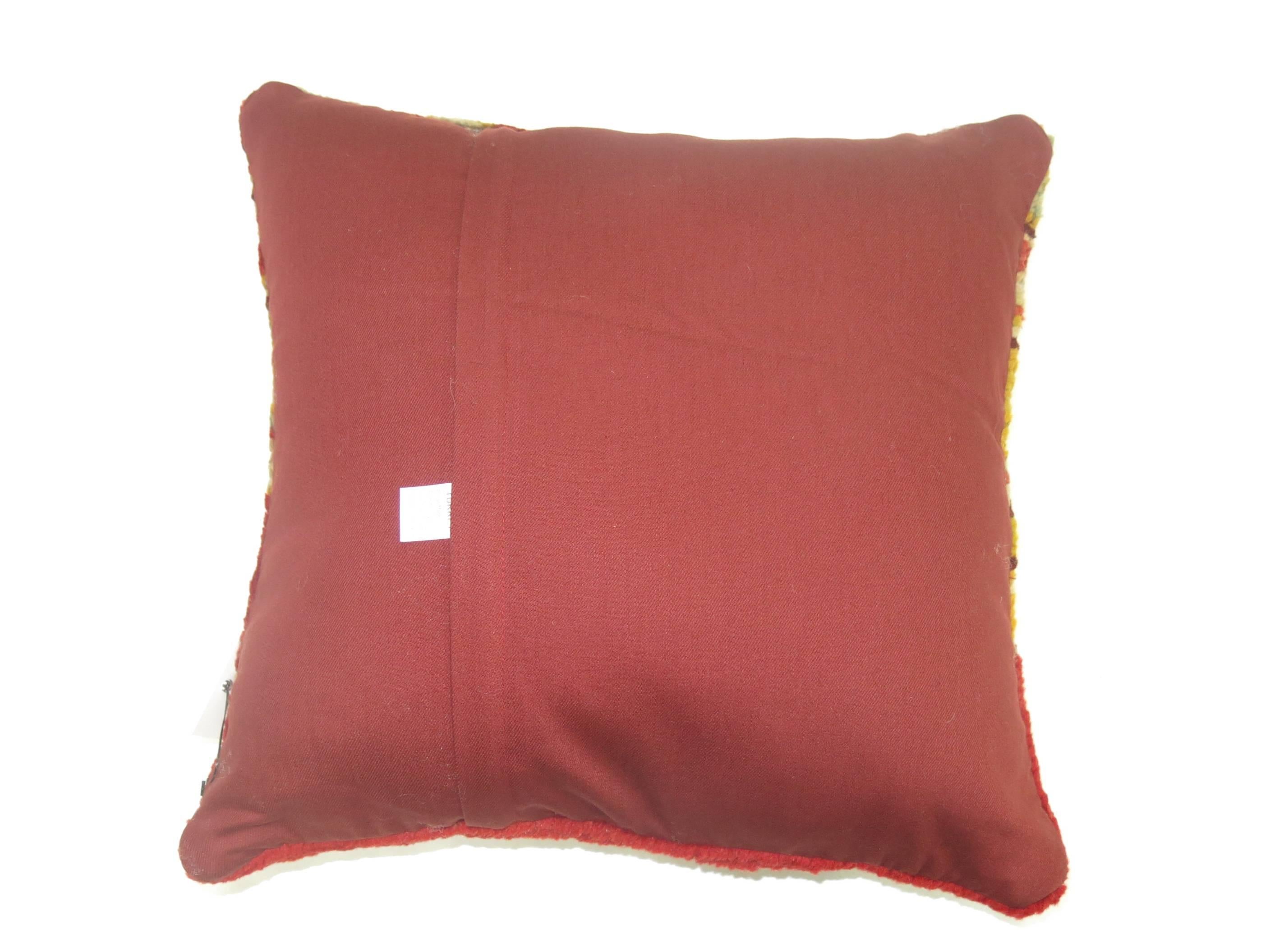 Cuscino ricavato da un antico tappeto turco Oushak.

19'' x 19''