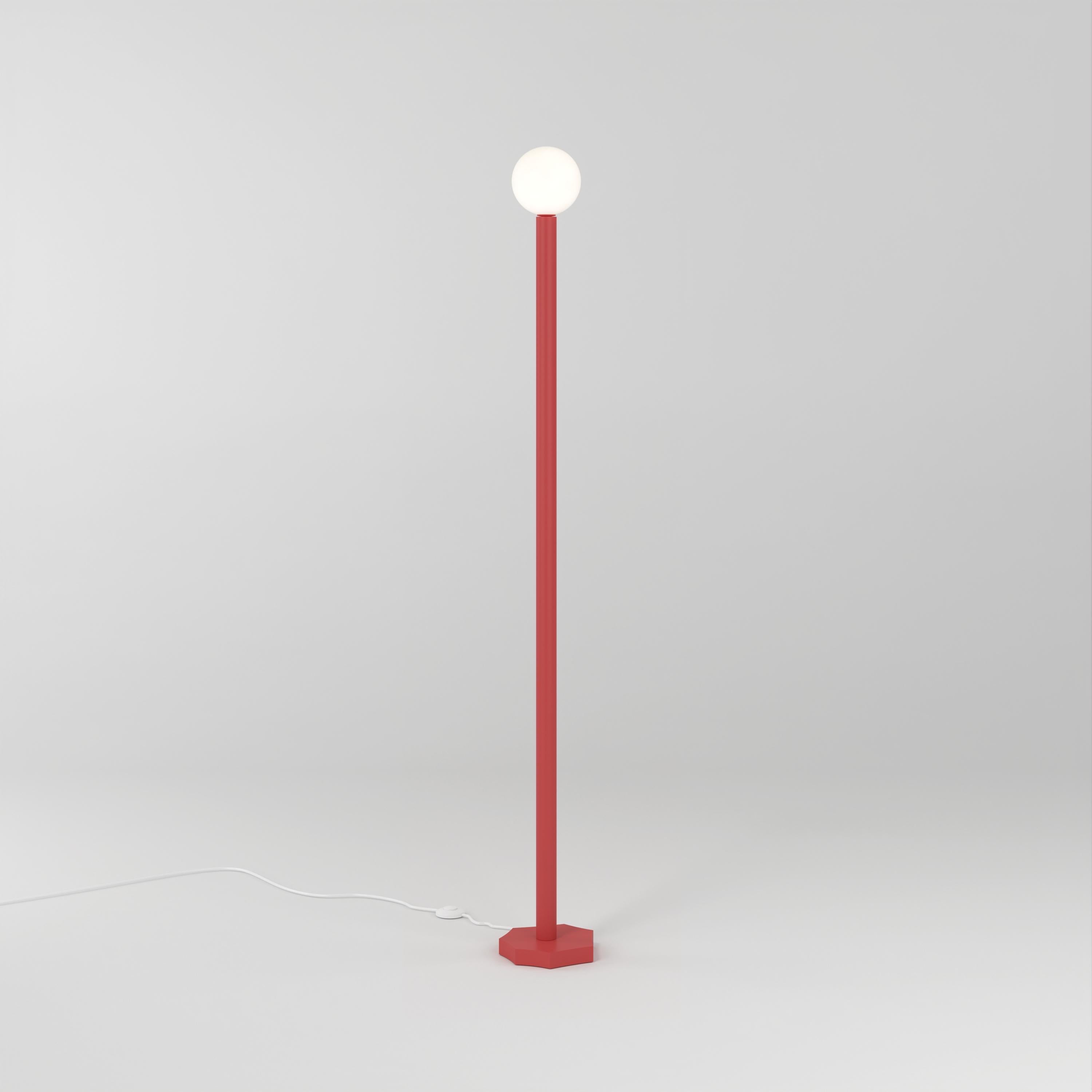Lampada da terra Red Outlines Cut di Atelier Ati
Dimensioni: D 20,4 x H 156,7 cm.
Materiali: Metallo verniciato a polvere, vetro bianco.

Disponibile con base a cilindro tagliato, base a forma libera o base a uovo.
Disponibile con globo o