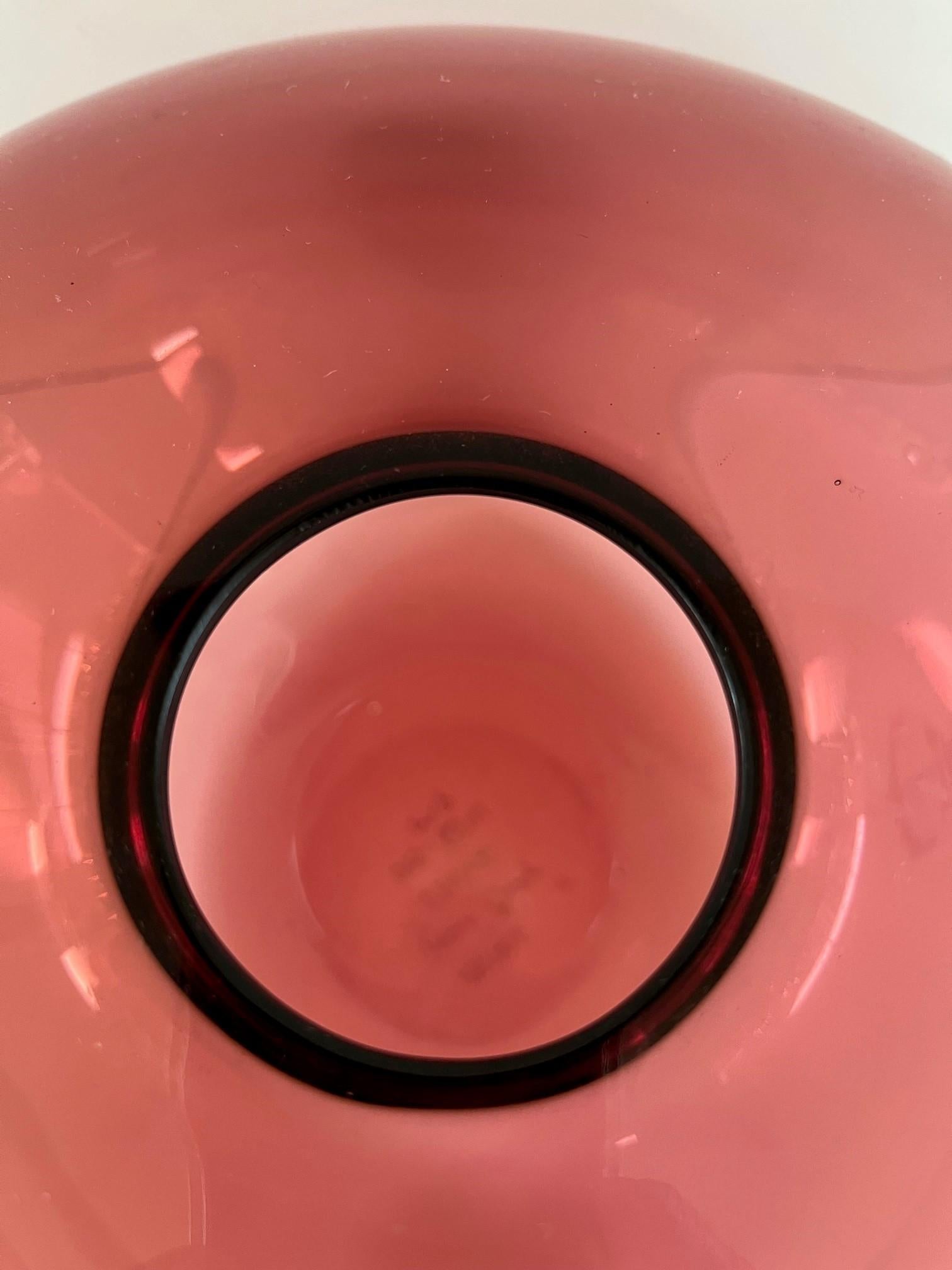 20ième siècle Vase d'art ovale rouge soufflé à la main signé par l'artiste Ivan Baj  en vente