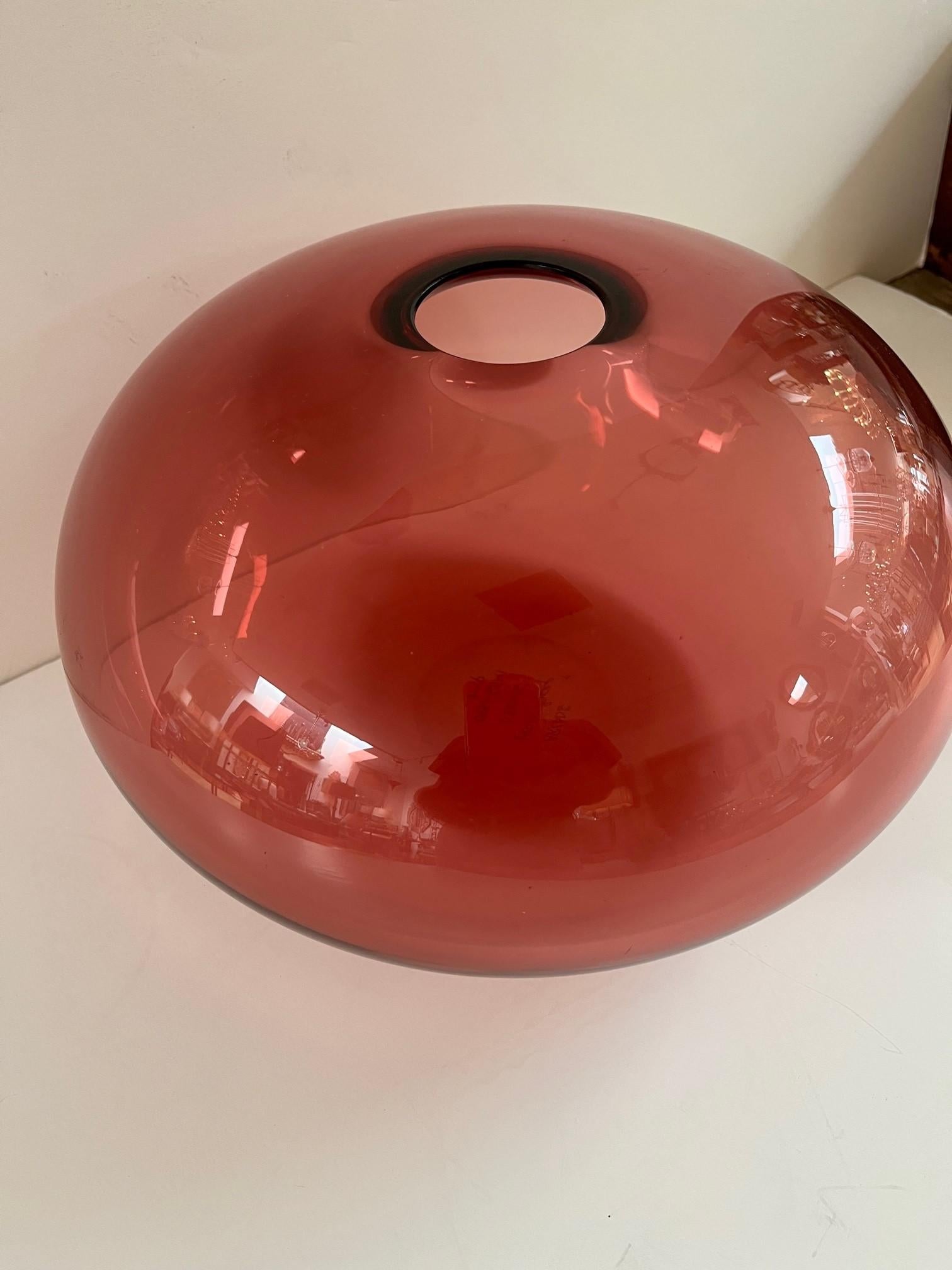 Verre brun Vase d'art ovale rouge soufflé à la main signé par l'artiste Ivan Baj  en vente