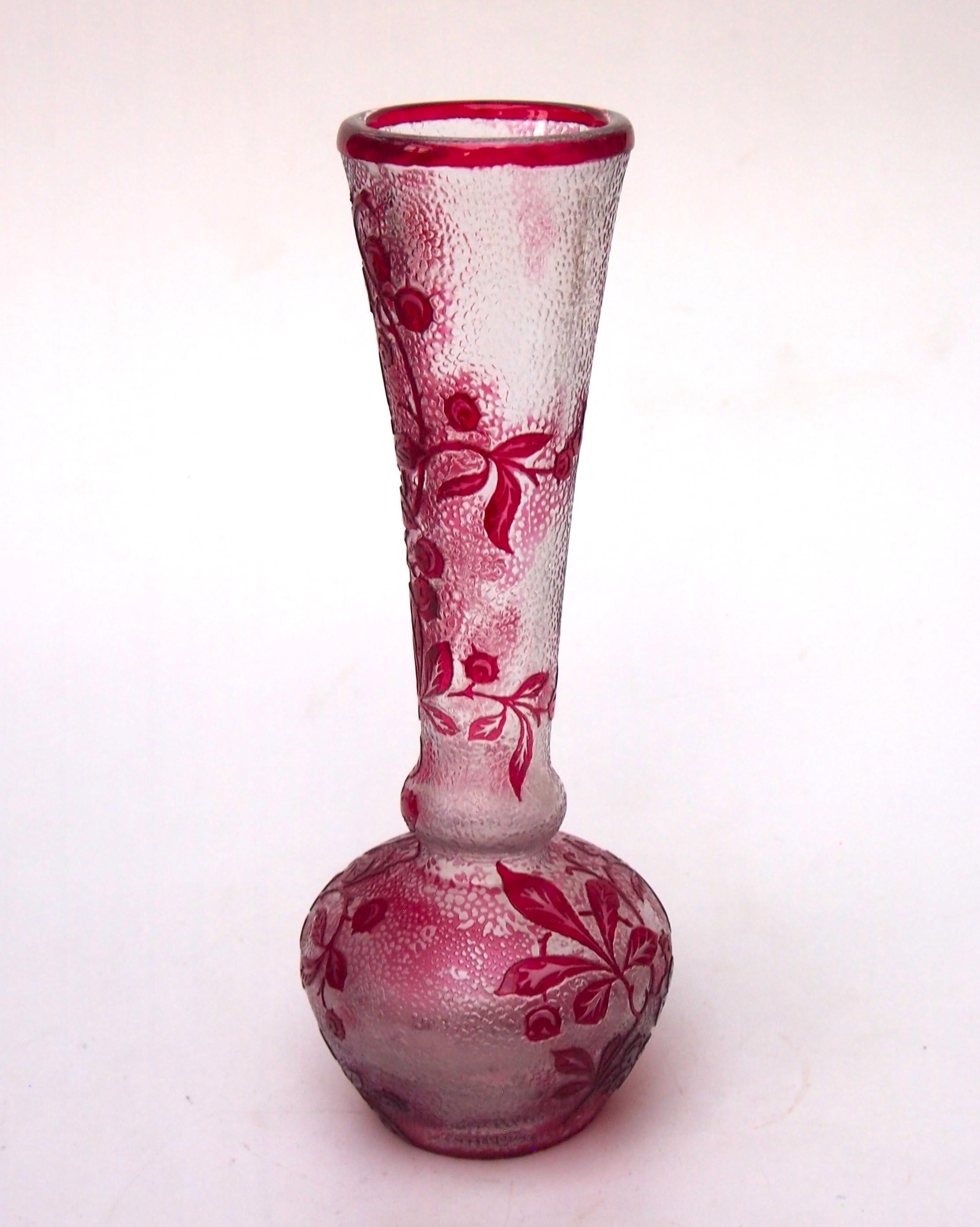 Klassische Baccarat Kamee-Kristallvase c 8 Zoll hohe Vase, die leicht stilisierte Rosskastanienzweige mit stacheligen Kastanien in tiefem Rot über klar - mit einem stilisierten Hintergrundmuster im klaren Bereich - darstellt. Gemacht  c 1900. Sie