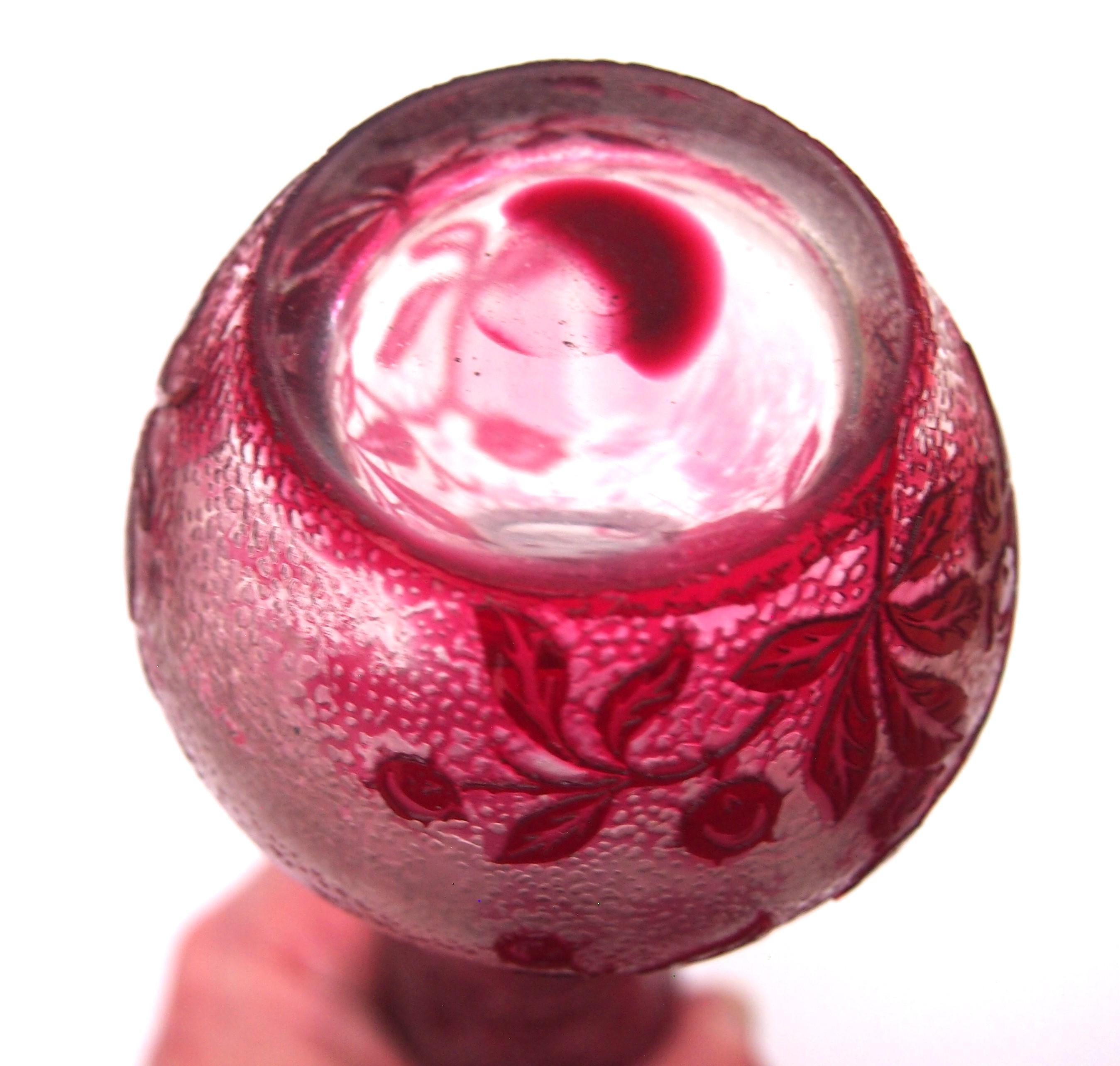 Rote über klare Baccarat-Kamee-Kristallglasvase aus Kamee-Kristall, dekoriert mit Eichenholzzweigen (Frühes 20. Jahrhundert) im Angebot