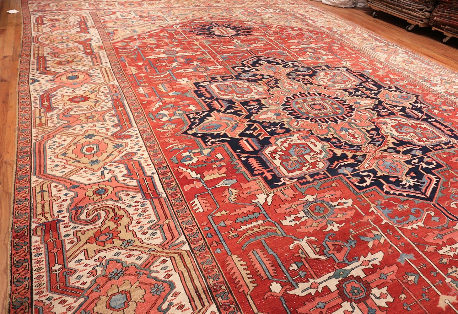 Magnifique tapis persan Heriz Serapi rouge surdimensionné, Pays d'origine : Perse, Circa Date : 1880