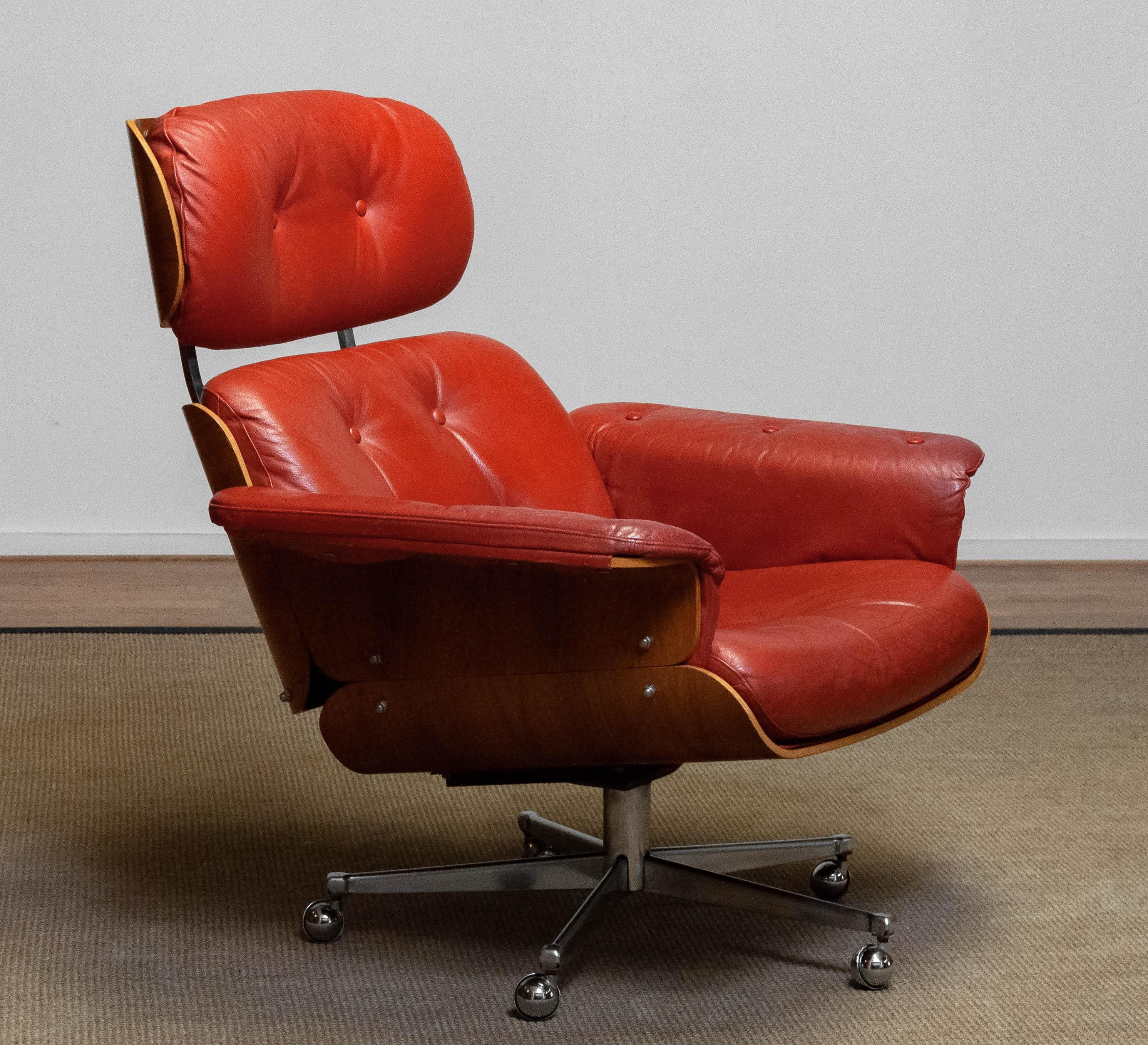 Magnifique fauteuil pivotant inclinable conçu par Martin Stoll pour Giroflex en Suisse avec des coques typiques en bois courbé comme la célèbre chaise longue d'Eamens. Ce meuble en bois courbé est recouvert d'un magnifique placage de noyer