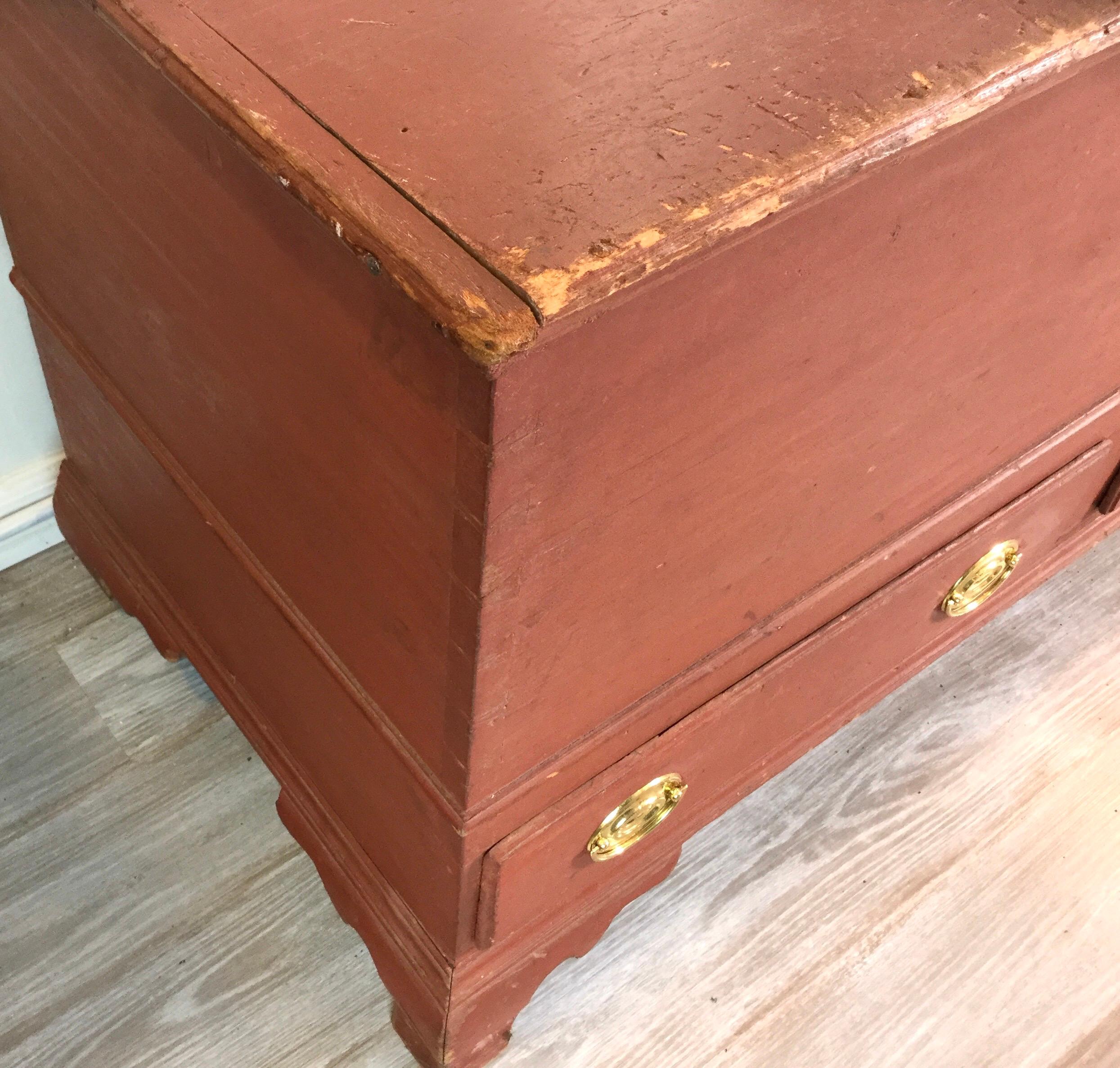Red Painted Dower Chest, circa 1800 In Good Condition For Sale In Lambertville, NJ