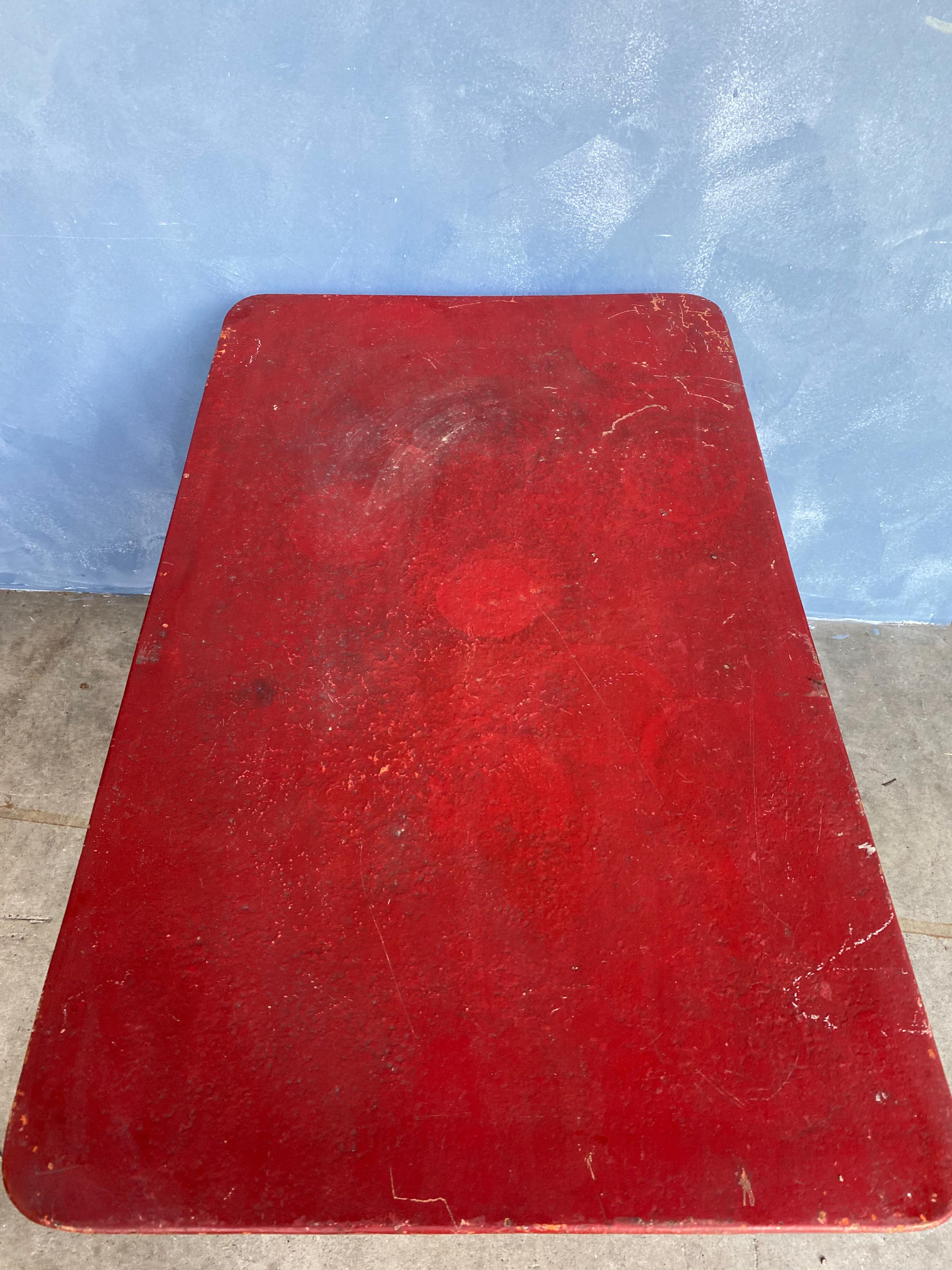 Roter lackierter französischer Gartentisch aus Eisen im Zustand „Relativ gut“ im Angebot in Buchanan, NY