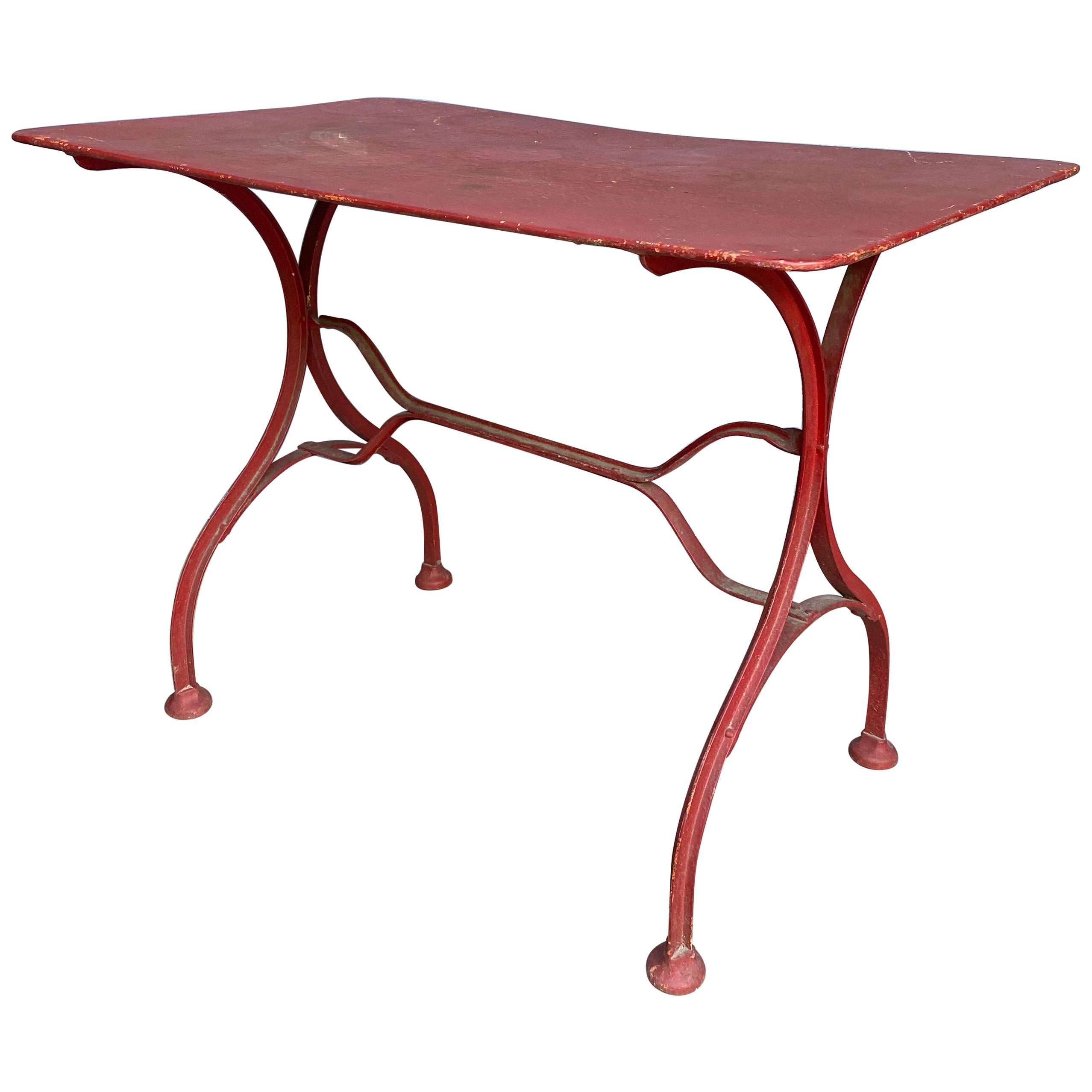 Roter lackierter französischer Gartentisch aus Eisen im Angebot
