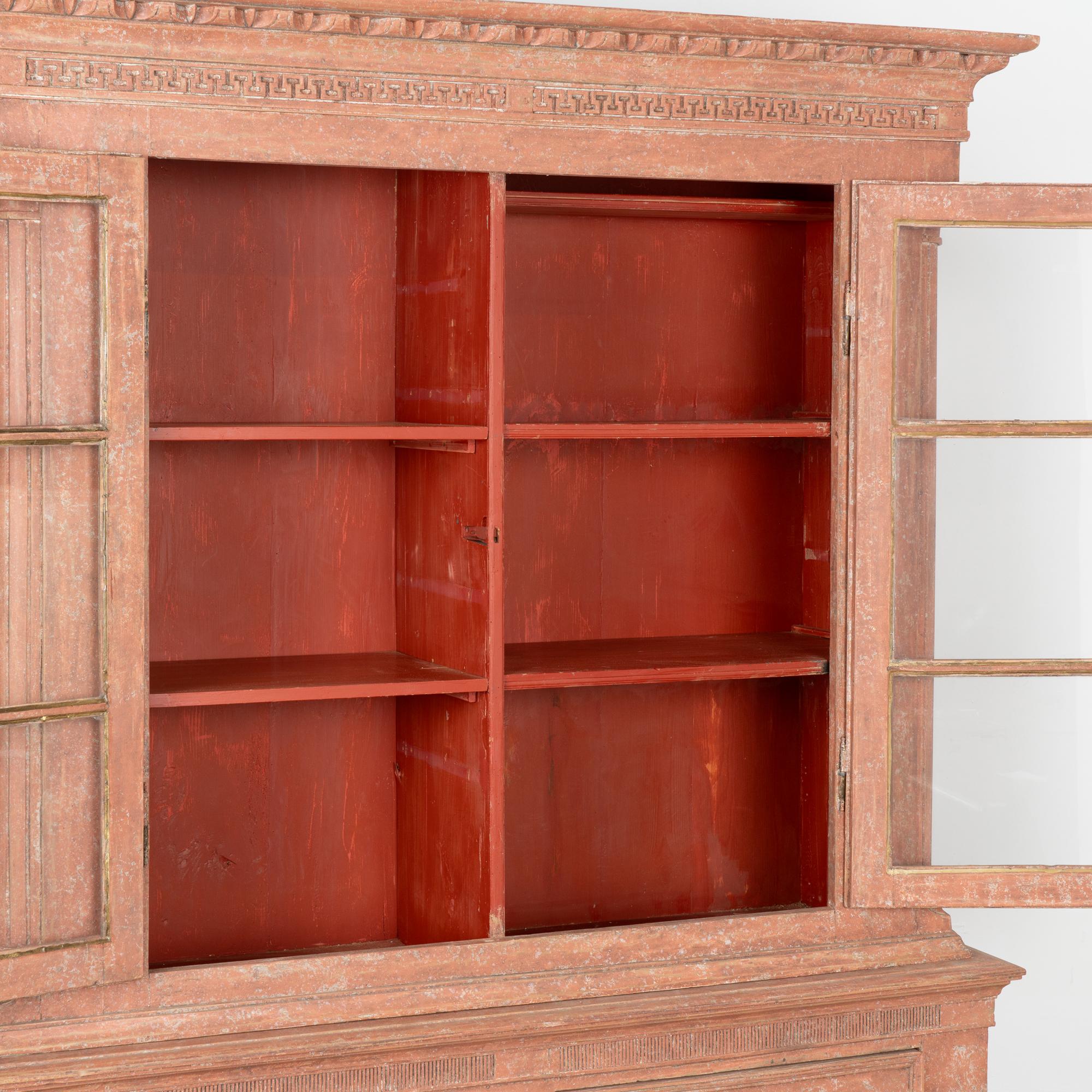 Rot lackierter Gustavianischer Bücherschrank, Schweden um 1790-1820 (18. Jahrhundert) im Angebot