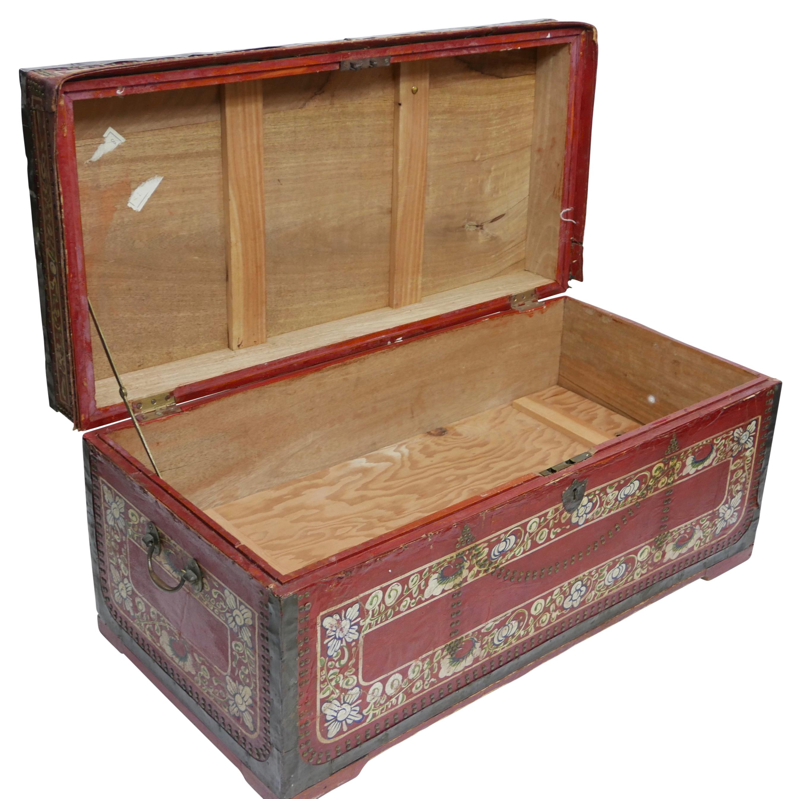 Rote bemalte Camphor-Holztruhe aus Leder, chinesischer Export, 19. Jahrhundert im Angebot 1