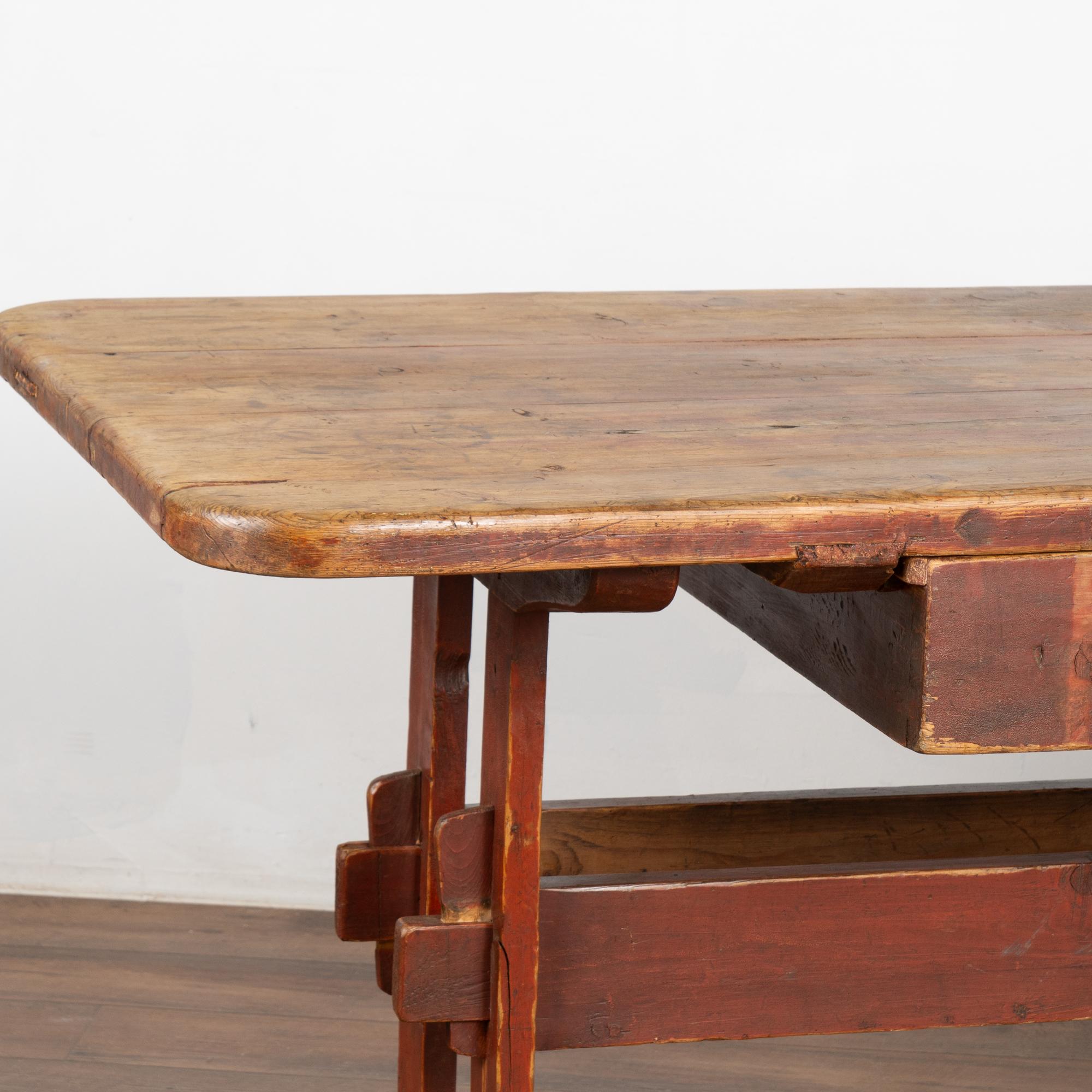 Table de ferme en pin peint en rouge avec tiroir, Suède vers 1820-40 en vente 3