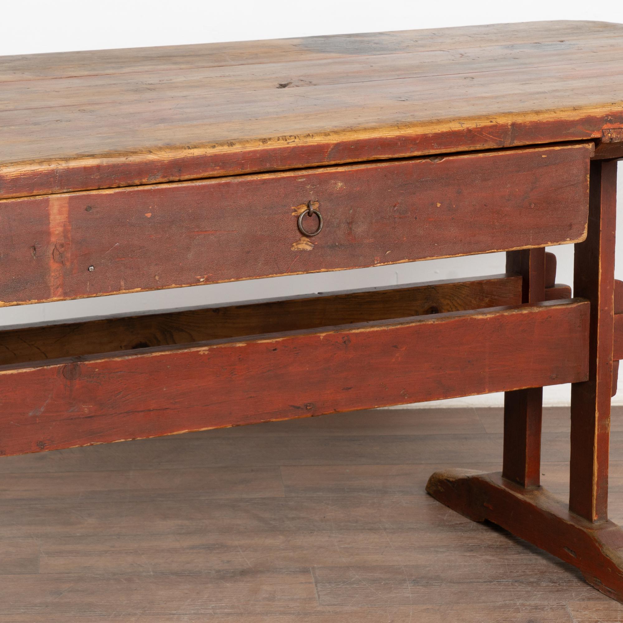 Table de ferme en pin peint en rouge avec tiroir, Suède vers 1820-40 en vente 5