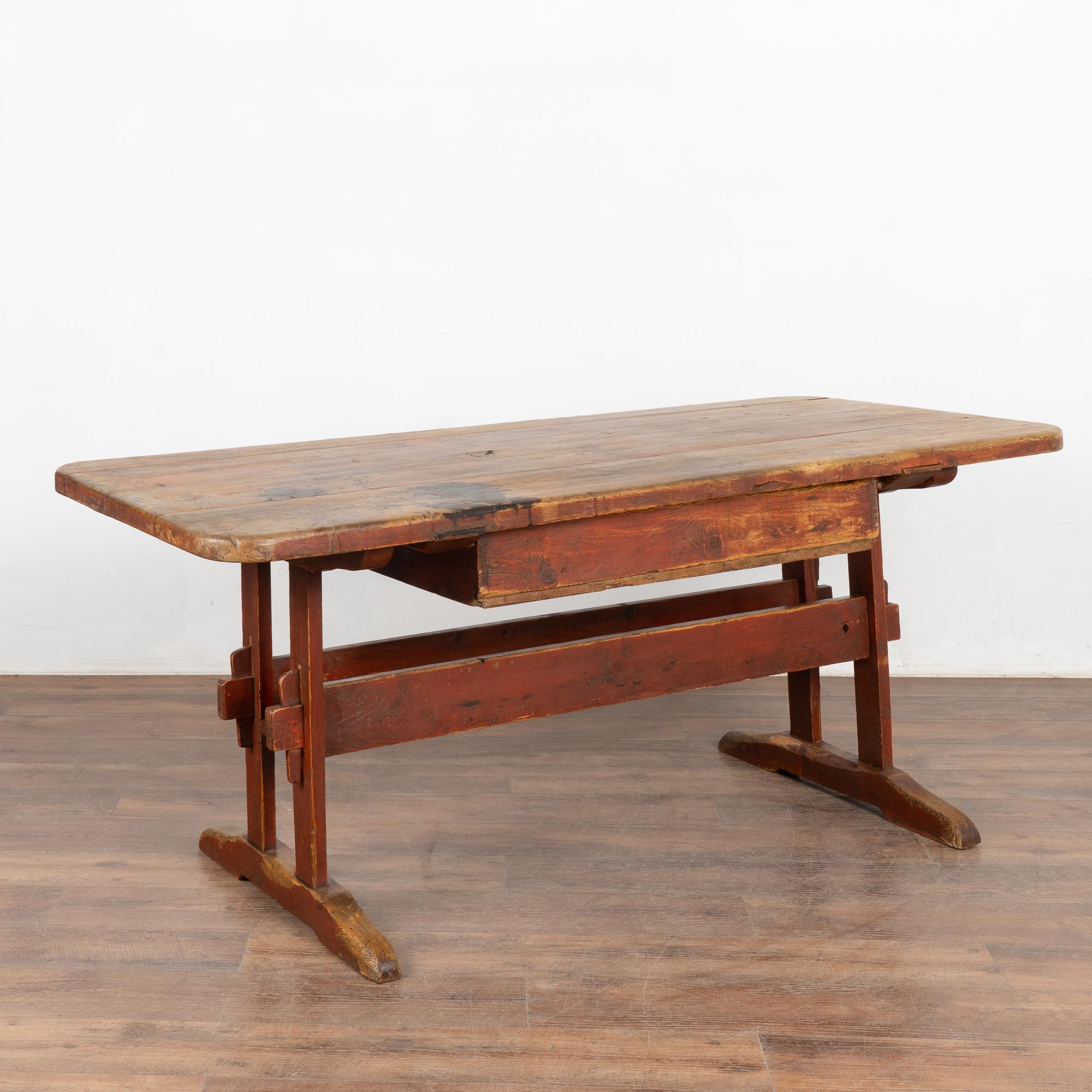Table de ferme en pin peint en rouge avec tiroir, Suède vers 1820-40 en vente 6