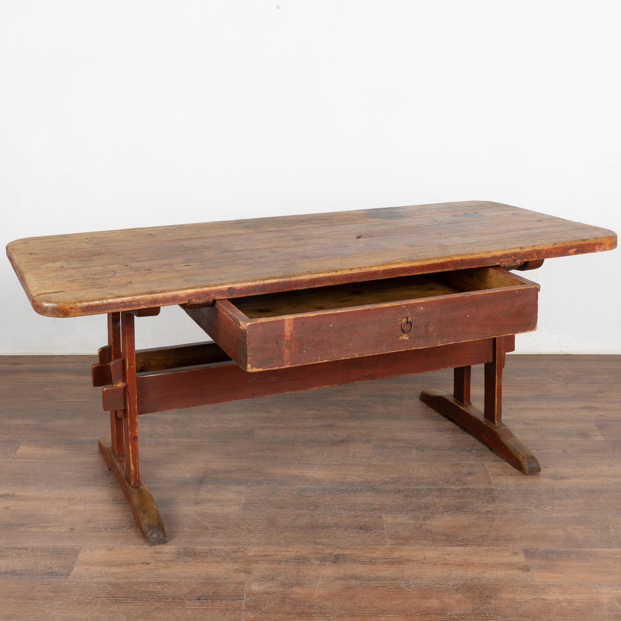 Country Table de ferme en pin peint en rouge avec tiroir, Suède vers 1820-40 en vente