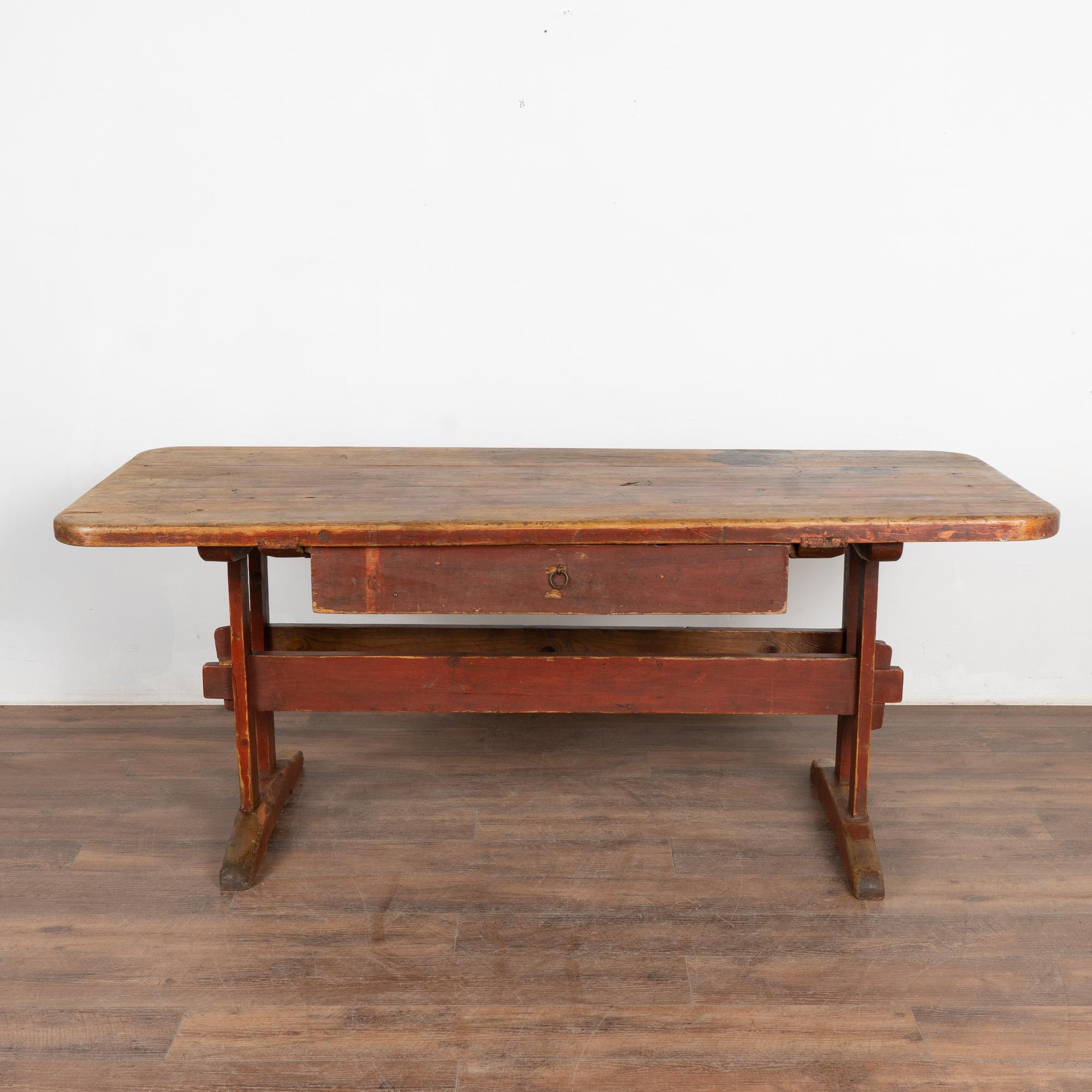 Suédois Table de ferme en pin peint en rouge avec tiroir, Suède vers 1820-40 en vente