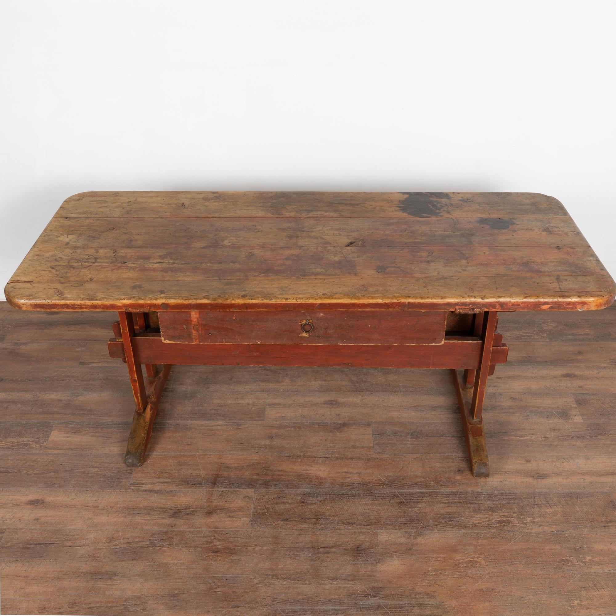 Table de ferme en pin peint en rouge avec tiroir, Suède vers 1820-40 Bon état - En vente à Round Top, TX