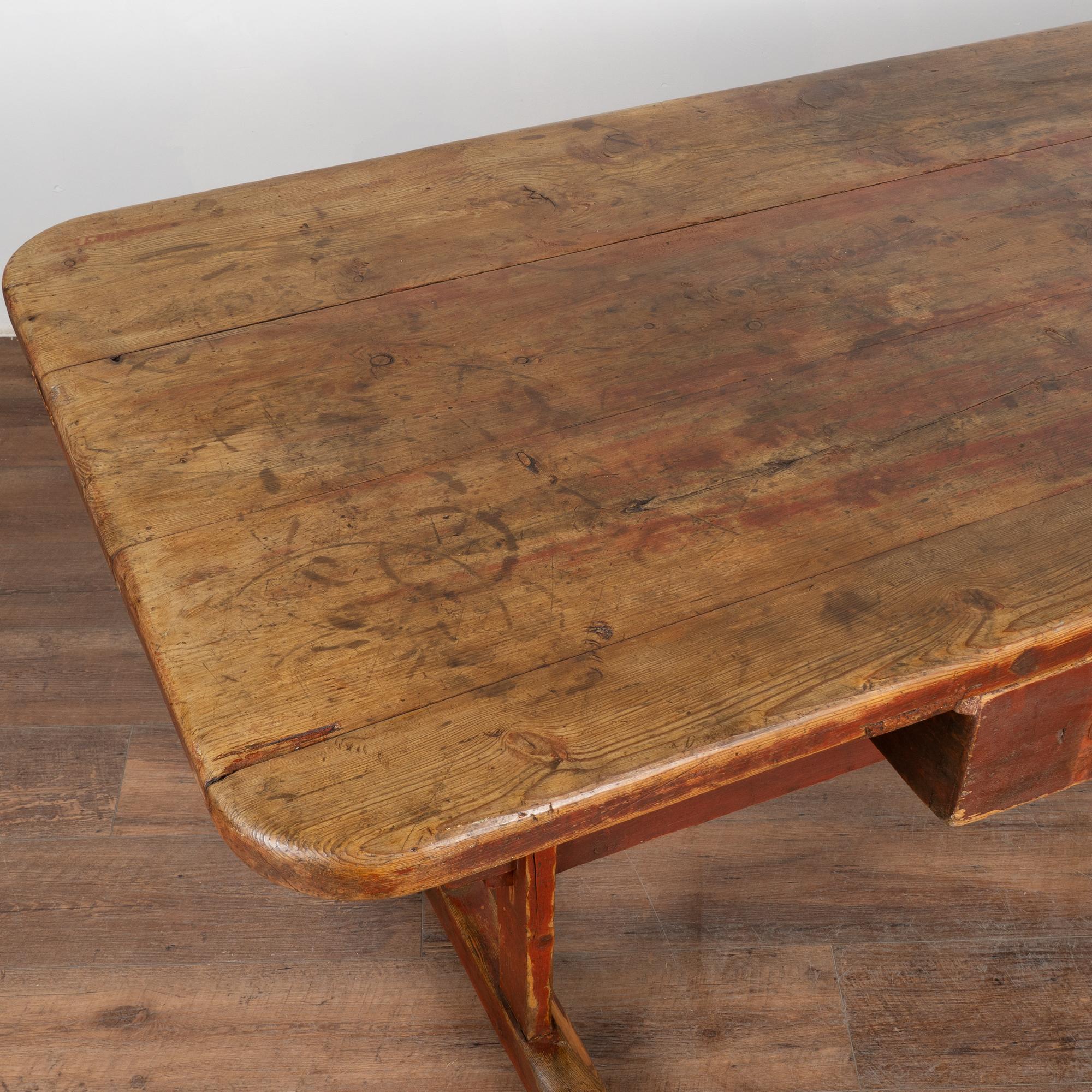 XIXe siècle Table de ferme en pin peint en rouge avec tiroir, Suède vers 1820-40 en vente