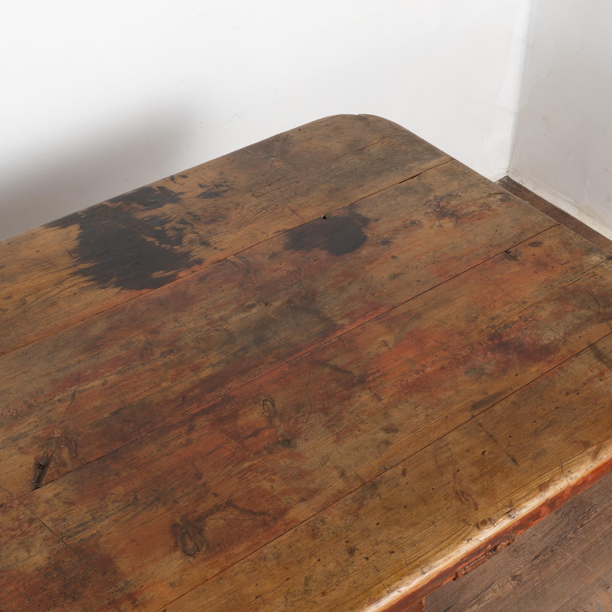 Table de ferme en pin peint en rouge avec tiroir, Suède vers 1820-40 en vente 2