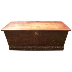 Coffre à couvertures du 19ème siècle avec poignées en forme de cœur peint en rouge ancien