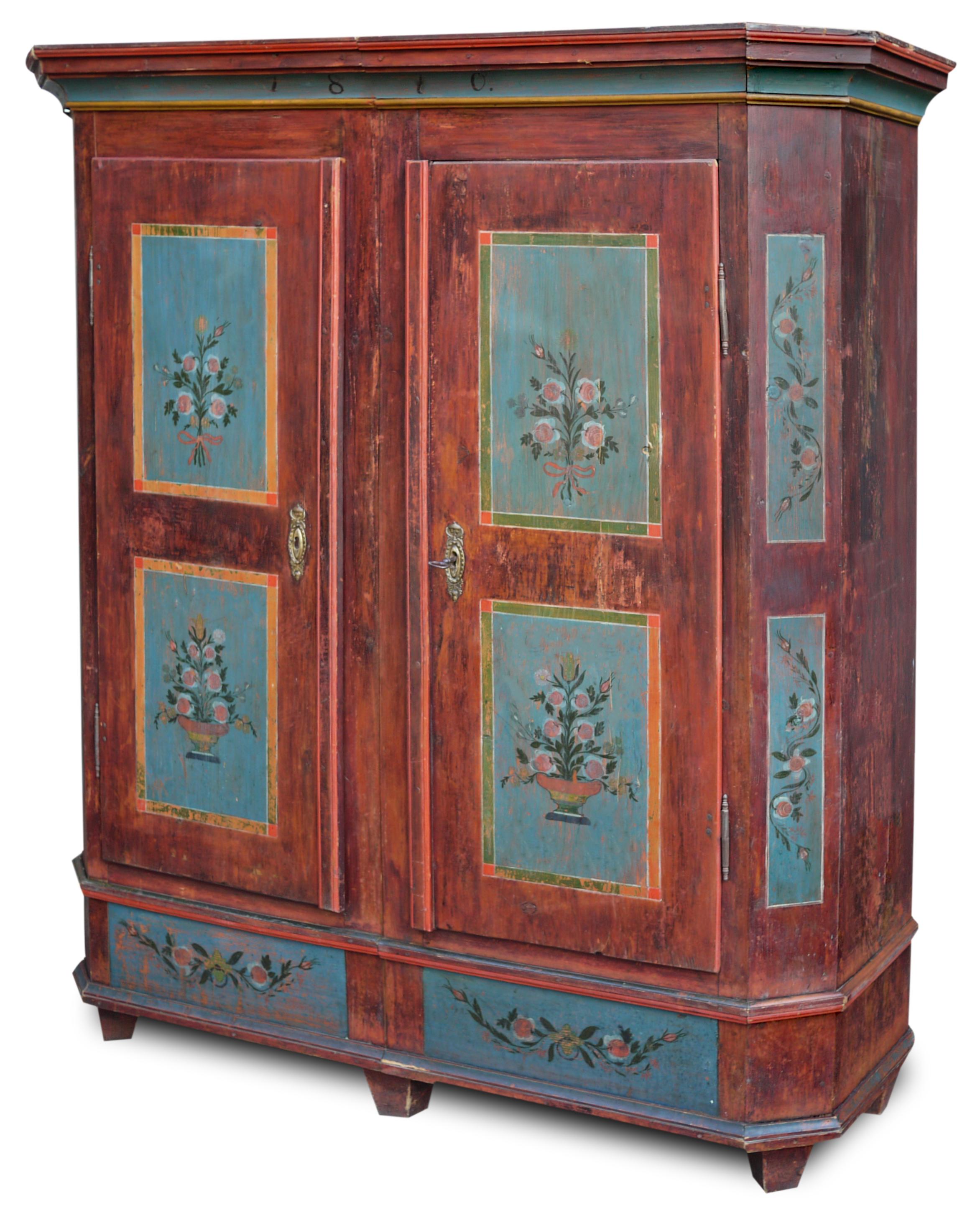Red Tyrolean wardrobe with flowers

Measures: H. 188 cm, W. 165 cm, D. 57 cm

Tyrolean notched wardrobe with two doors, painted with a red background.

On the doors, on the lower cornice and on the notches are painted blue backgrounds decorated with